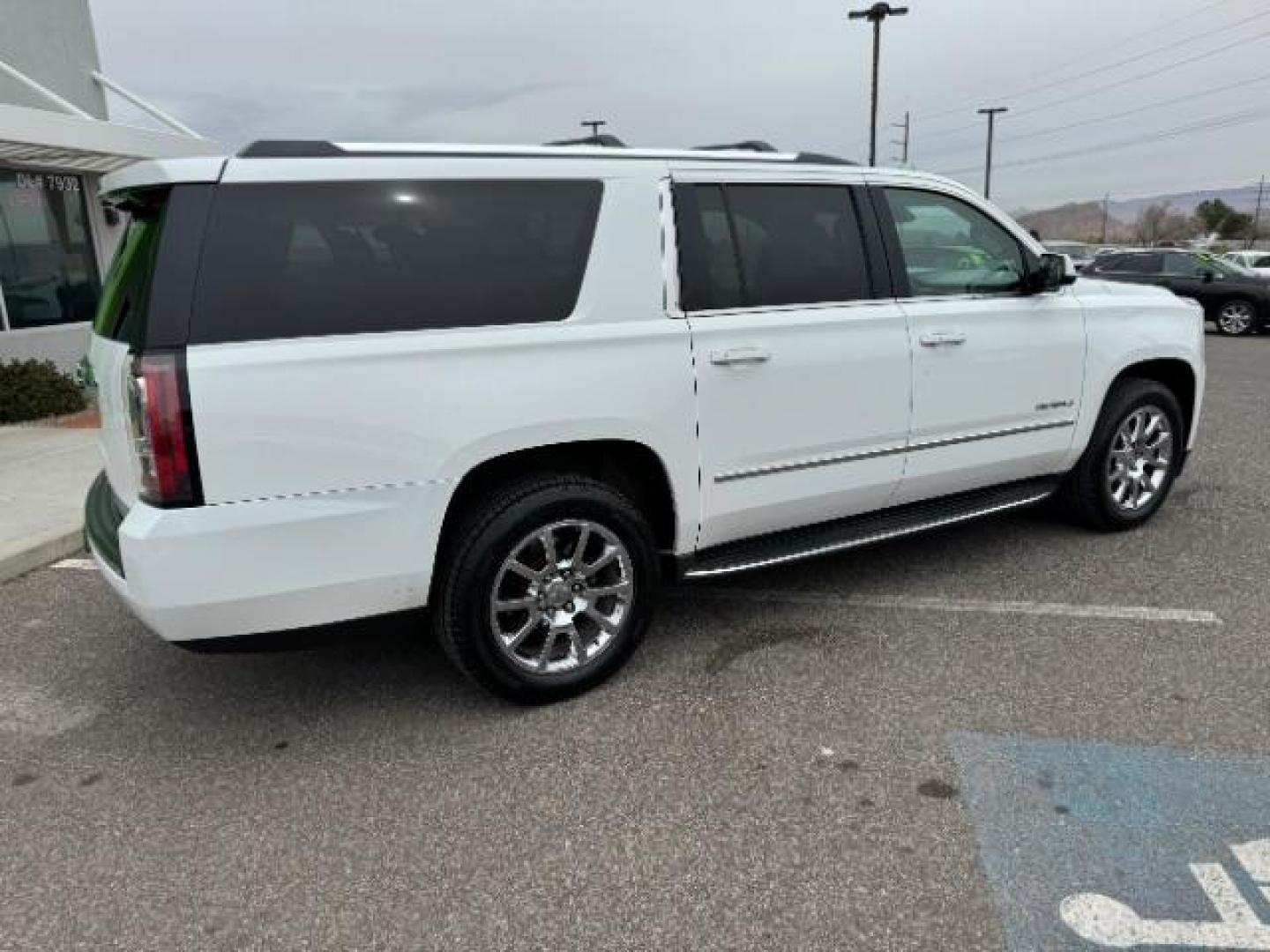 2015 White Diamond Tricoat /Jet Black GMC Yukon Denali XL 4WD (1GKS2JKJ2FR) with an 6.2L V8 OHV 16V engine, 6-Speed Automatic transmission, located at 1865 East Red Hills Pkwy, St. George, 84770, (435) 628-0023, 37.120850, -113.543640 - Photo#10