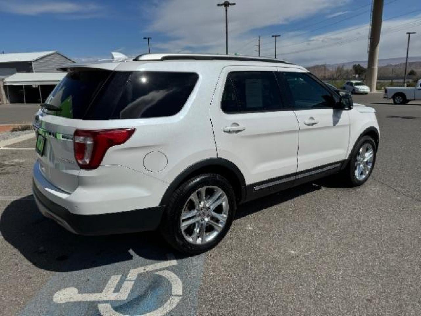 2016 Oxford White /Medium Light Camel, cloth Ford Explorer XLT FWD (1FM5K7D89GG) with an 3.5L V6 DOHC 24V engine, 6-Speed Automatic transmission, located at 1865 East Red Hills Pkwy, St. George, 84770, (435) 628-0023, 37.120850, -113.543640 - Photo#9