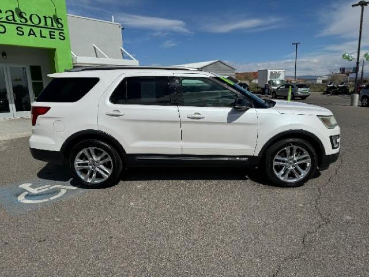 2016 Oxford White /Medium Light Camel, cloth Ford Explorer XLT FWD (1FM5K7D89GG) with an 3.5L V6 DOHC 24V engine, 6-Speed Automatic transmission, located at 1865 East Red Hills Pkwy, St. George, 84770, (435) 628-0023, 37.120850, -113.543640 - Photo#10