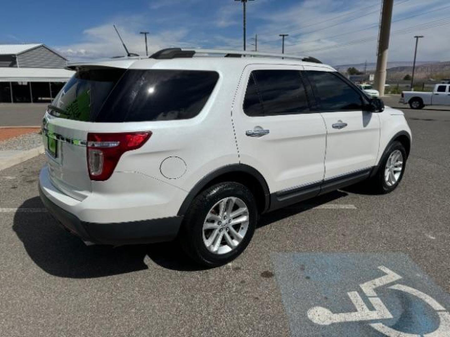 2014 White Platinum Met TC /Charcoal Black Ford Explorer XLT FWD (1FM5K7D87EG) with an 3.5L V6 DOHC 24V engine, 6-Speed Automatic transmission, located at 1865 East Red Hills Pkwy, St. George, 84770, (435) 628-0023, 37.120850, -113.543640 - Photo#9