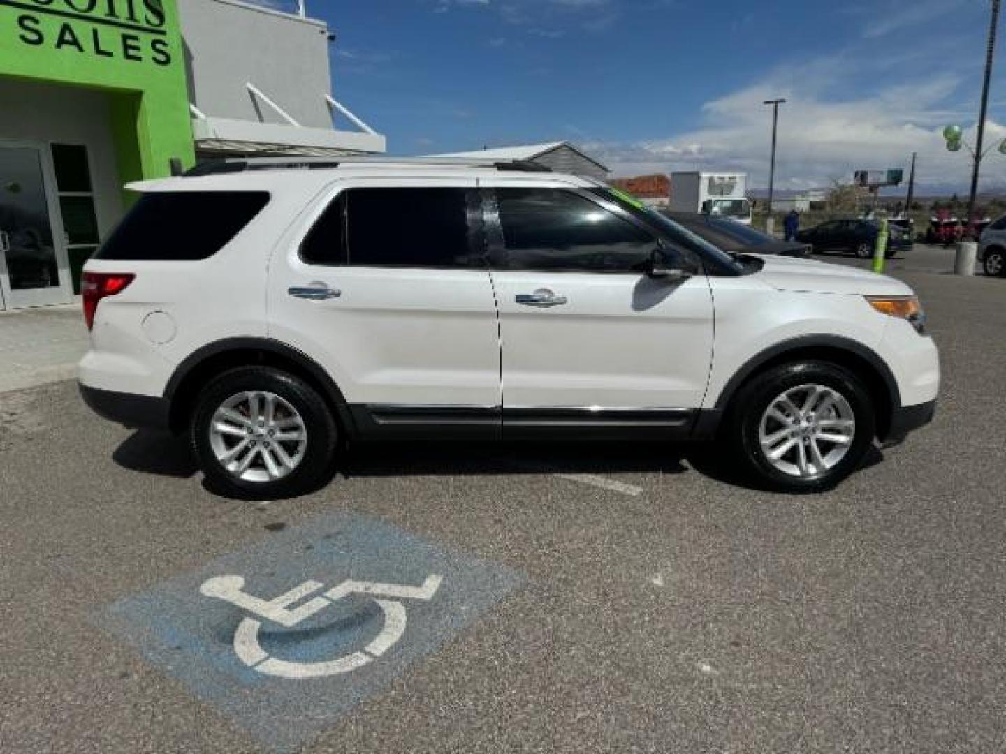 2014 White Platinum Met TC /Charcoal Black Ford Explorer XLT FWD (1FM5K7D87EG) with an 3.5L V6 DOHC 24V engine, 6-Speed Automatic transmission, located at 1865 East Red Hills Pkwy, St. George, 84770, (435) 628-0023, 37.120850, -113.543640 - Photo#10