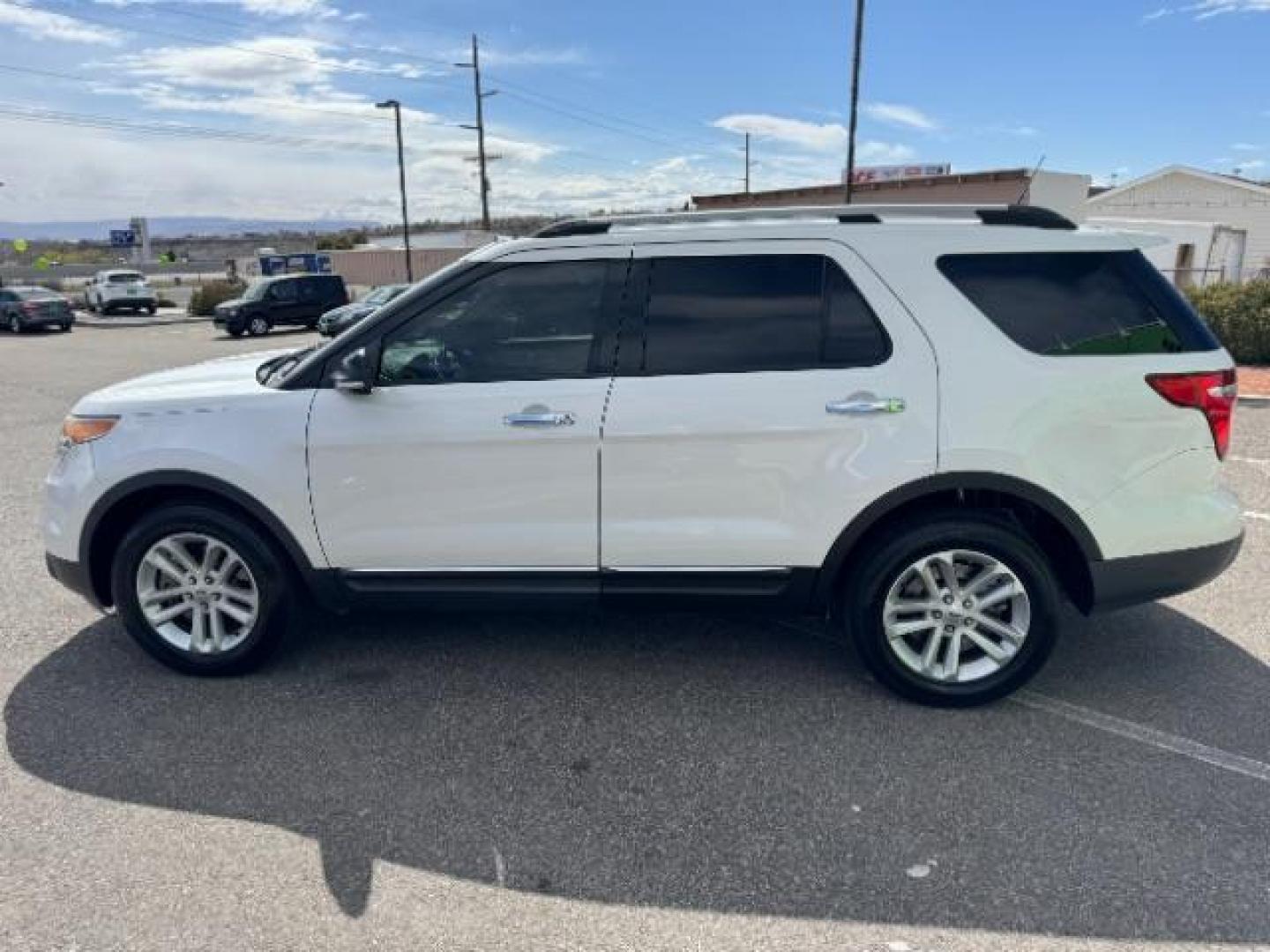 2014 White Platinum Met TC /Charcoal Black Ford Explorer XLT FWD (1FM5K7D87EG) with an 3.5L V6 DOHC 24V engine, 6-Speed Automatic transmission, located at 1865 East Red Hills Pkwy, St. George, 84770, (435) 628-0023, 37.120850, -113.543640 - Photo#4