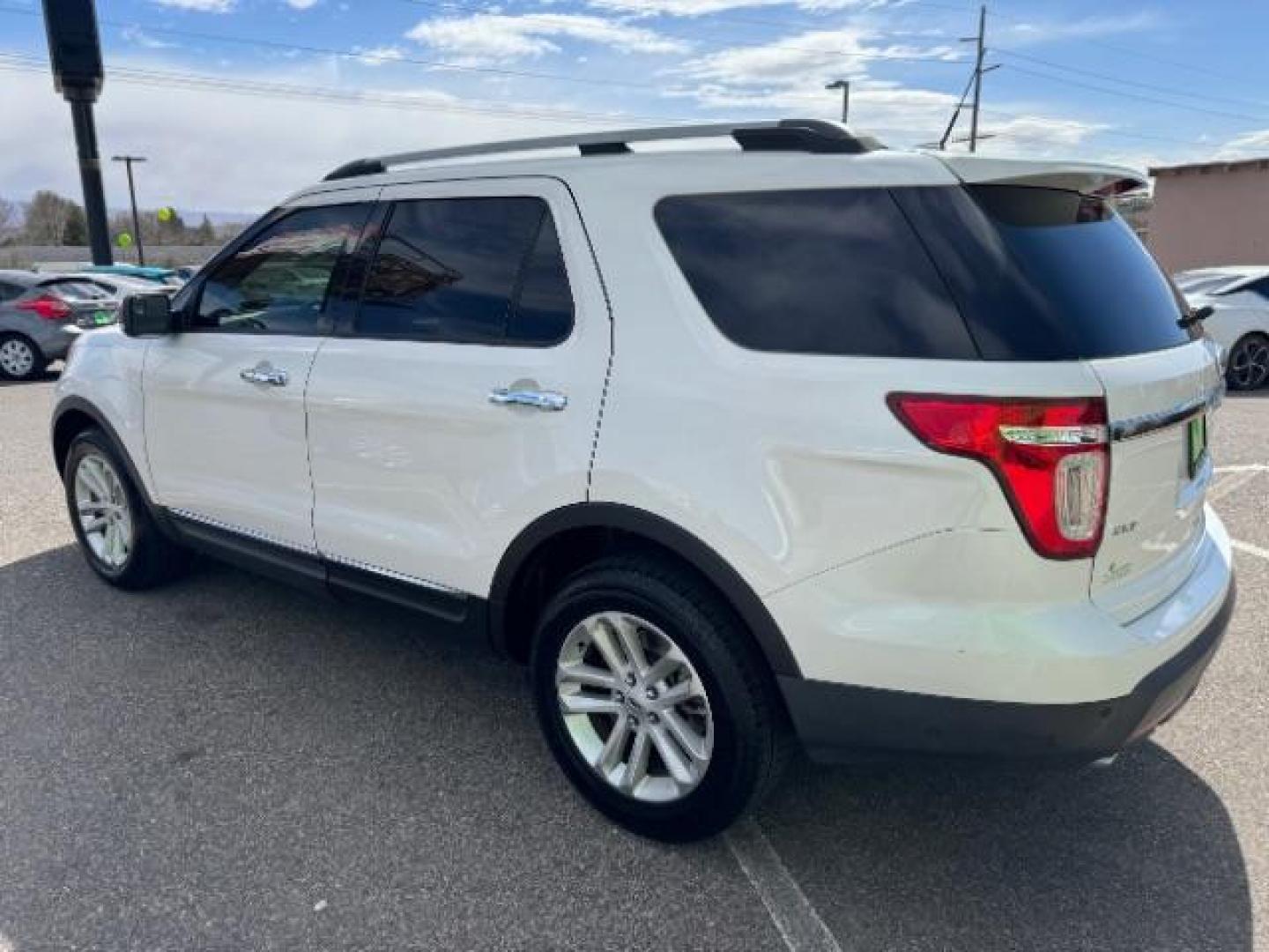 2014 White Platinum Met TC /Charcoal Black Ford Explorer XLT FWD (1FM5K7D87EG) with an 3.5L V6 DOHC 24V engine, 6-Speed Automatic transmission, located at 1865 East Red Hills Pkwy, St. George, 84770, (435) 628-0023, 37.120850, -113.543640 - Photo#5