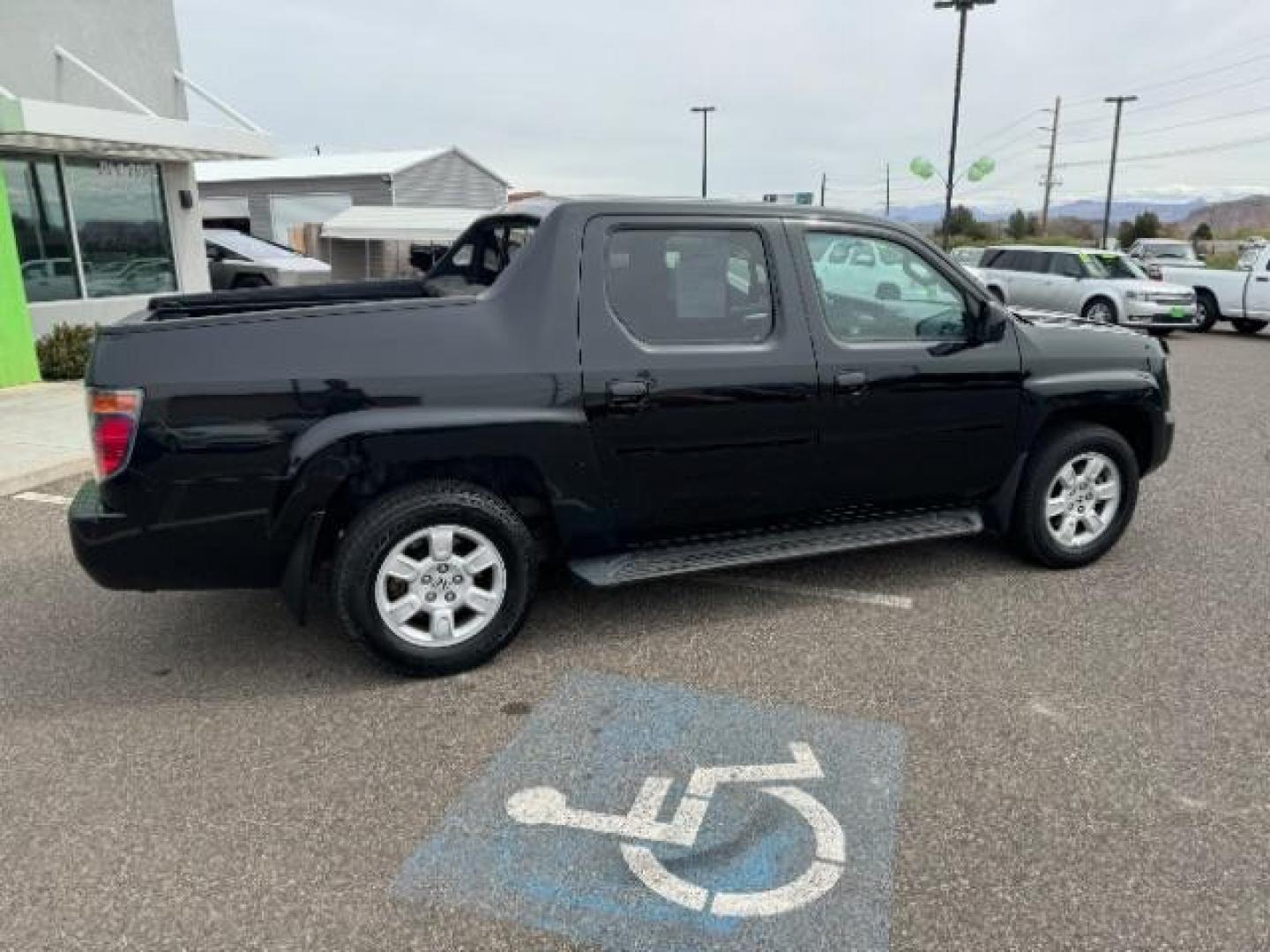 2007 Formal Black /Gray Cloth Interior Honda Ridgeline RTS (2HJYK16477H) with an 3.5L V6 SOHC 24V engine, 5-Speed Automatic transmission, located at 940 North Main Street, Cedar City, UT, 84720, (435) 628-0023, 37.692936, -113.061897 - We specialize in helping ALL people get the best financing available. No matter your credit score, good, bad or none we can get you an amazing rate. Had a bankruptcy, divorce, or repossessions? We give you the green light to get your credit back on the road. Low down and affordable payments that fit - Photo#9