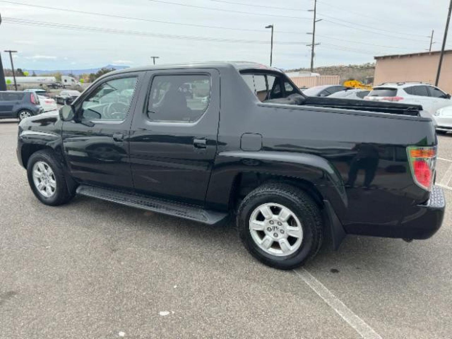 2007 Formal Black /Gray Cloth Interior Honda Ridgeline RTS (2HJYK16477H) with an 3.5L V6 SOHC 24V engine, 5-Speed Automatic transmission, located at 940 North Main Street, Cedar City, UT, 84720, (435) 628-0023, 37.692936, -113.061897 - We specialize in helping ALL people get the best financing available. No matter your credit score, good, bad or none we can get you an amazing rate. Had a bankruptcy, divorce, or repossessions? We give you the green light to get your credit back on the road. Low down and affordable payments that fit - Photo#5