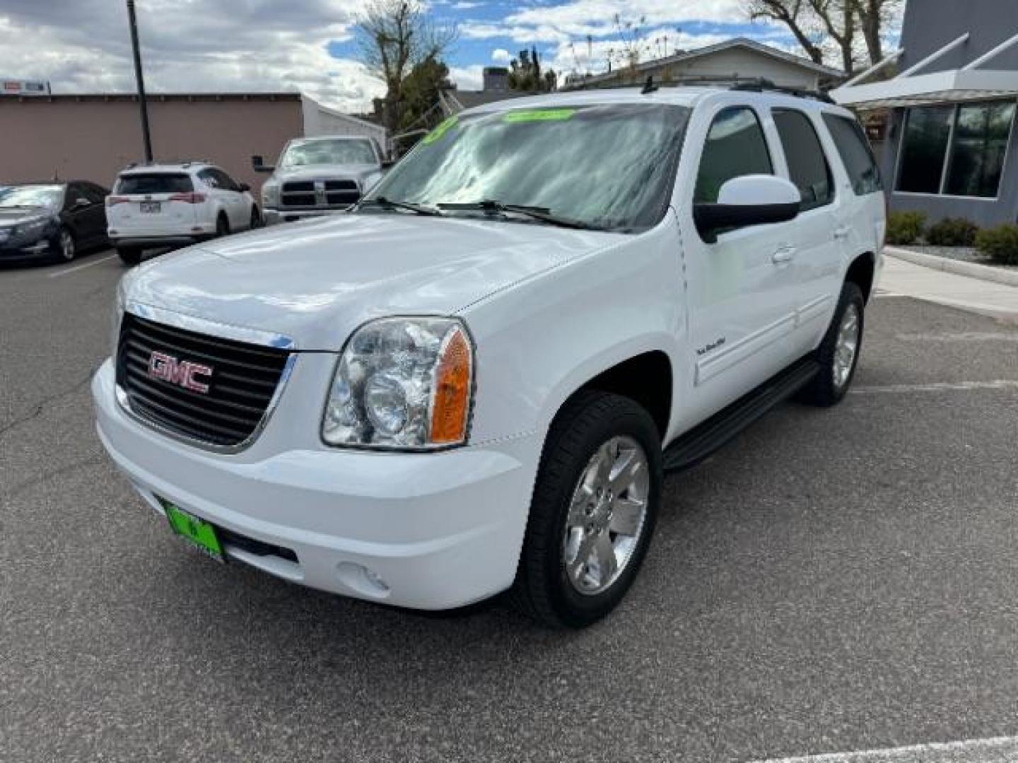 2013 Summit White /Light Tan Leather Interior GMC Yukon SLT 4WD (1GKS2CE09DR) with an 5.3L V8 OHV 16V FFV engine, 6-Speed Automatic transmission, located at 1865 East Red Hills Pkwy, St. George, 84770, (435) 628-0023, 37.120850, -113.543640 - Photo#3