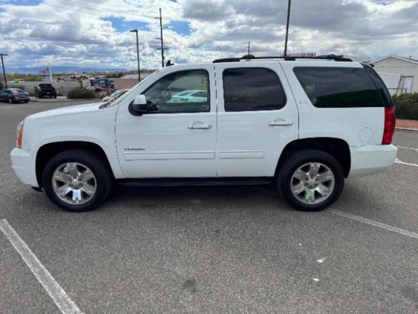 2013 Summit White /Light Tan Leather Interior GMC Yukon SLT 4WD (1GKS2CE09DR) with an 5.3L V8 OHV 16V FFV engine, 6-Speed Automatic transmission, located at 1865 East Red Hills Pkwy, St. George, 84770, (435) 628-0023, 37.120850, -113.543640 - Photo#5