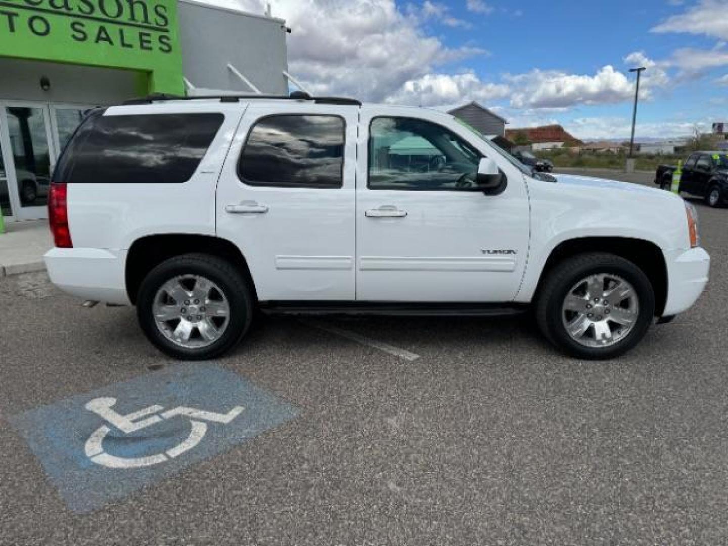 2013 Summit White /Light Tan Leather Interior GMC Yukon SLT 4WD (1GKS2CE09DR) with an 5.3L V8 OHV 16V FFV engine, 6-Speed Automatic transmission, located at 1865 East Red Hills Pkwy, St. George, 84770, (435) 628-0023, 37.120850, -113.543640 - Photo#11