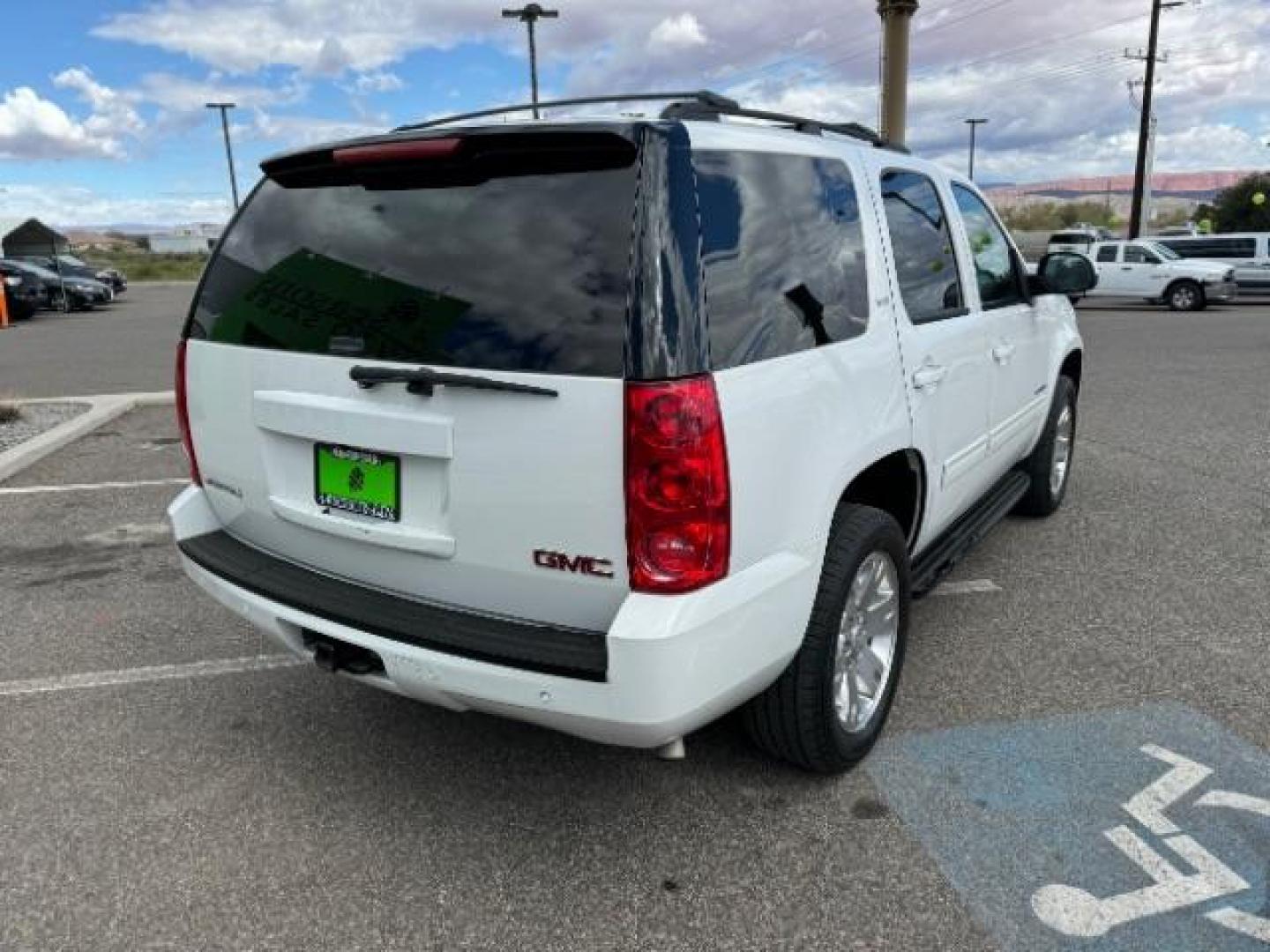 2013 Summit White /Light Tan Leather Interior GMC Yukon SLT 4WD (1GKS2CE09DR) with an 5.3L V8 OHV 16V FFV engine, 6-Speed Automatic transmission, located at 1865 East Red Hills Pkwy, St. George, 84770, (435) 628-0023, 37.120850, -113.543640 - Photo#9