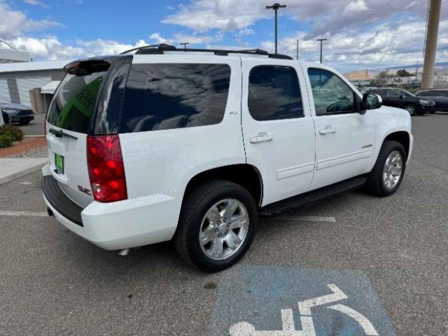 2013 Summit White /Light Tan Leather Interior GMC Yukon SLT 4WD (1GKS2CE09DR) with an 5.3L V8 OHV 16V FFV engine, 6-Speed Automatic transmission, located at 1865 East Red Hills Pkwy, St. George, 84770, (435) 628-0023, 37.120850, -113.543640 - Photo#10