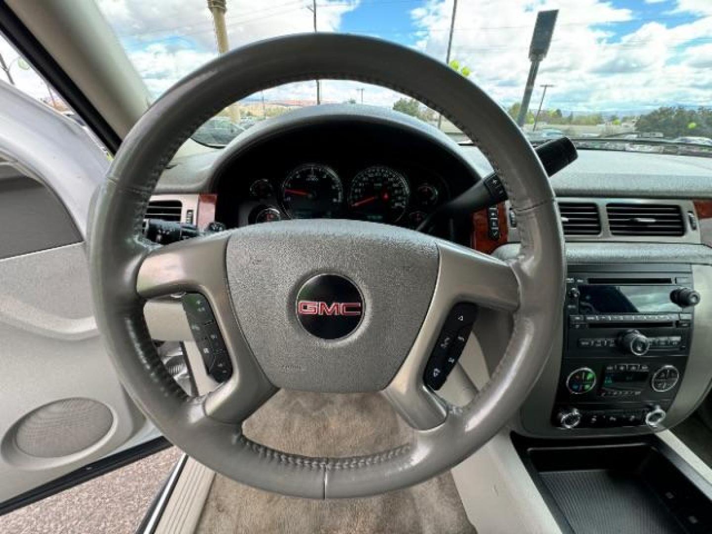 2013 Summit White /Light Tan Leather Interior GMC Yukon SLT 4WD (1GKS2CE09DR) with an 5.3L V8 OHV 16V FFV engine, 6-Speed Automatic transmission, located at 1865 East Red Hills Pkwy, St. George, 84770, (435) 628-0023, 37.120850, -113.543640 - Photo#20