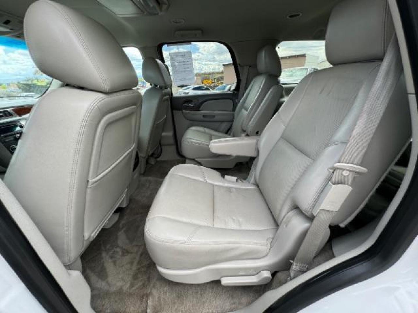 2013 Summit White /Light Tan Leather Interior GMC Yukon SLT 4WD (1GKS2CE09DR) with an 5.3L V8 OHV 16V FFV engine, 6-Speed Automatic transmission, located at 1865 East Red Hills Pkwy, St. George, 84770, (435) 628-0023, 37.120850, -113.543640 - Photo#26