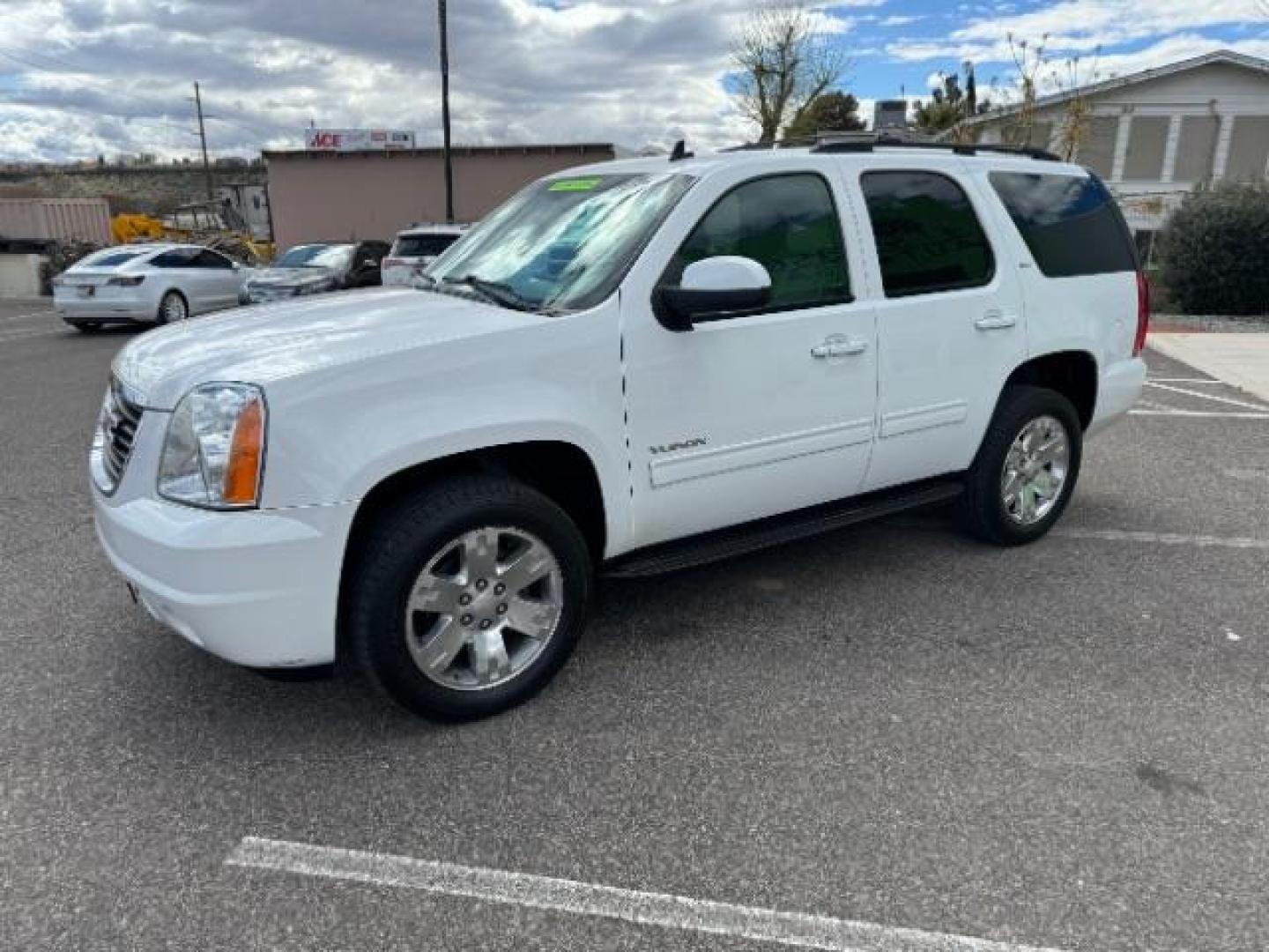 2013 Summit White /Light Tan Leather Interior GMC Yukon SLT 4WD (1GKS2CE09DR) with an 5.3L V8 OHV 16V FFV engine, 6-Speed Automatic transmission, located at 1865 East Red Hills Pkwy, St. George, 84770, (435) 628-0023, 37.120850, -113.543640 - Photo#4