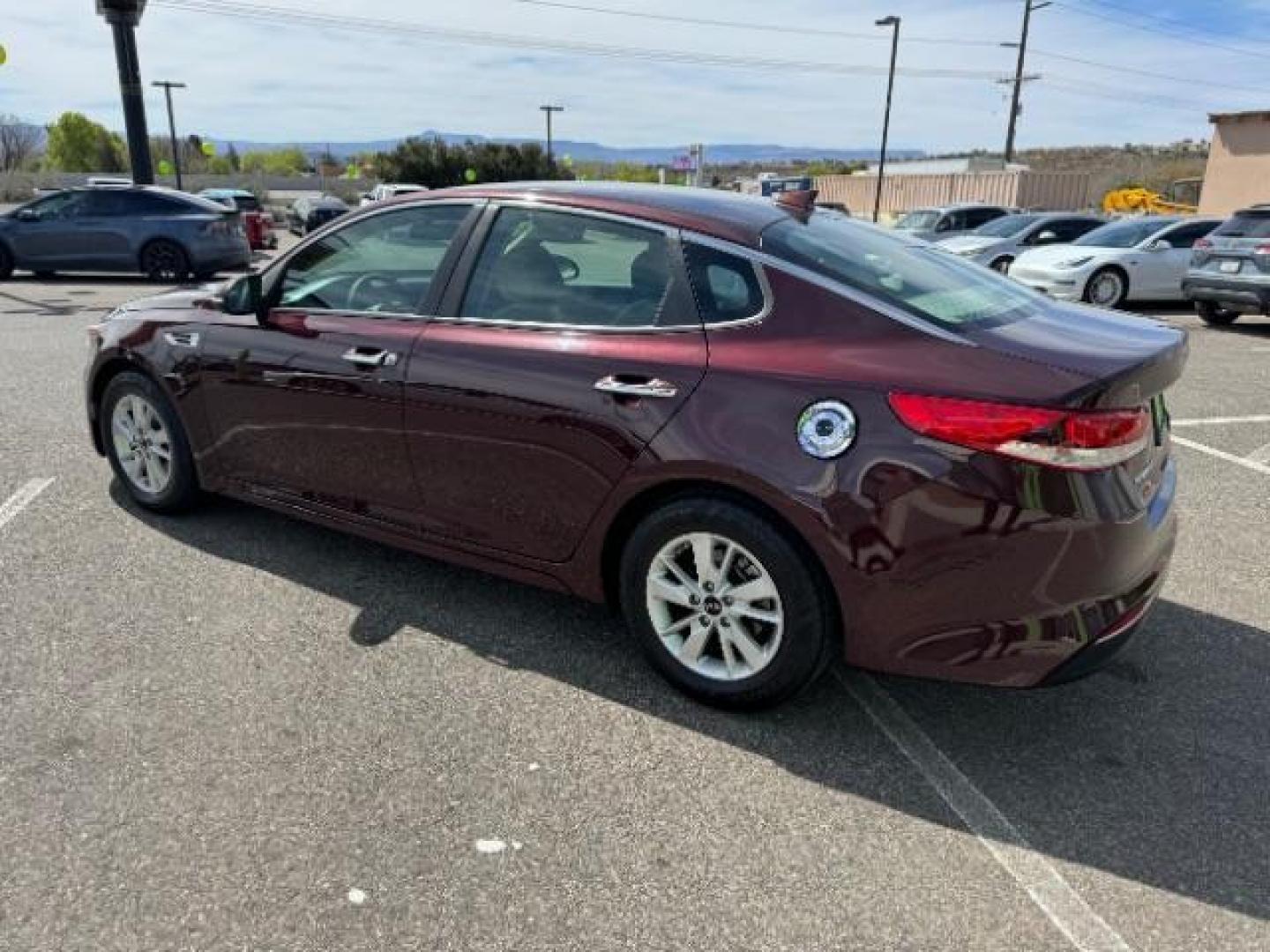 2018 Sangria /Beige Cloth, cloth Kia Optima LX (5XXGT4L33JG) with an 2.4L L4 DOHC 16V engine, 6-Speed Automatic transmission, located at 940 North Main Street, Cedar City, UT, 84720, (435) 628-0023, 37.692936, -113.061897 - Photo#6