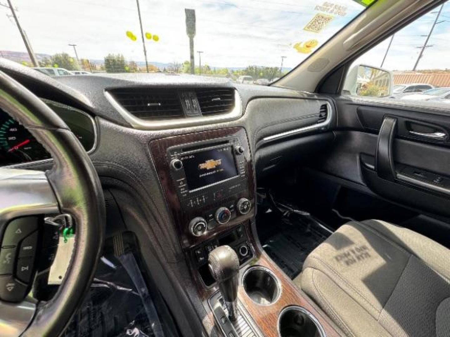 2017 Summit White /Ebony, premium cloth Chevrolet Traverse 1LT FWD (1GNKRGKD8HJ) with an 3.6L V6 DOHC 24V engine, 6-Speed Automatic transmission, located at 1865 East Red Hills Pkwy, St. George, 84770, (435) 628-0023, 37.120850, -113.543640 - Photo#19