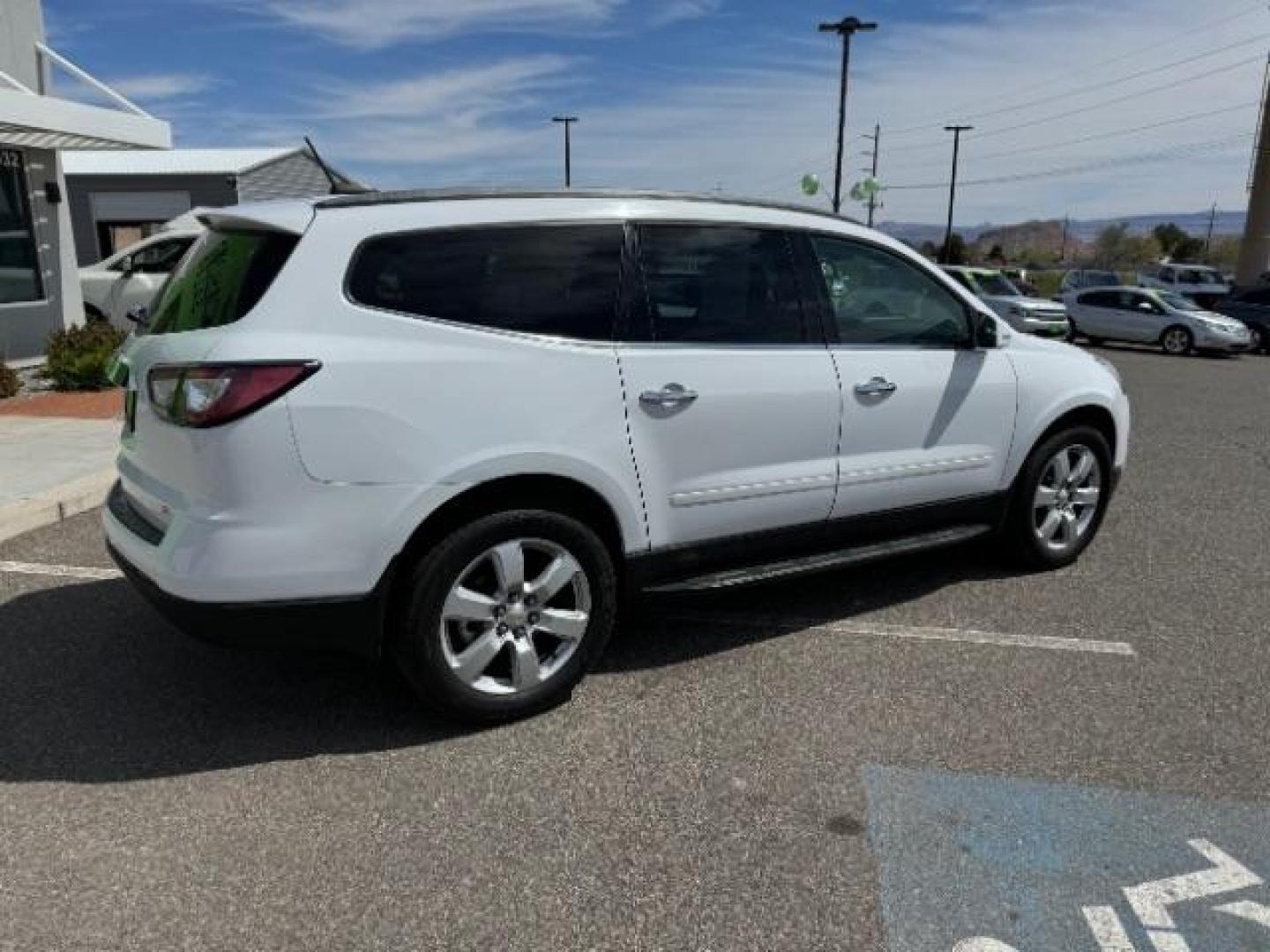 2017 Summit White /Ebony, premium cloth Chevrolet Traverse 1LT FWD (1GNKRGKD8HJ) with an 3.6L V6 DOHC 24V engine, 6-Speed Automatic transmission, located at 1865 East Red Hills Pkwy, St. George, 84770, (435) 628-0023, 37.120850, -113.543640 - Photo#10