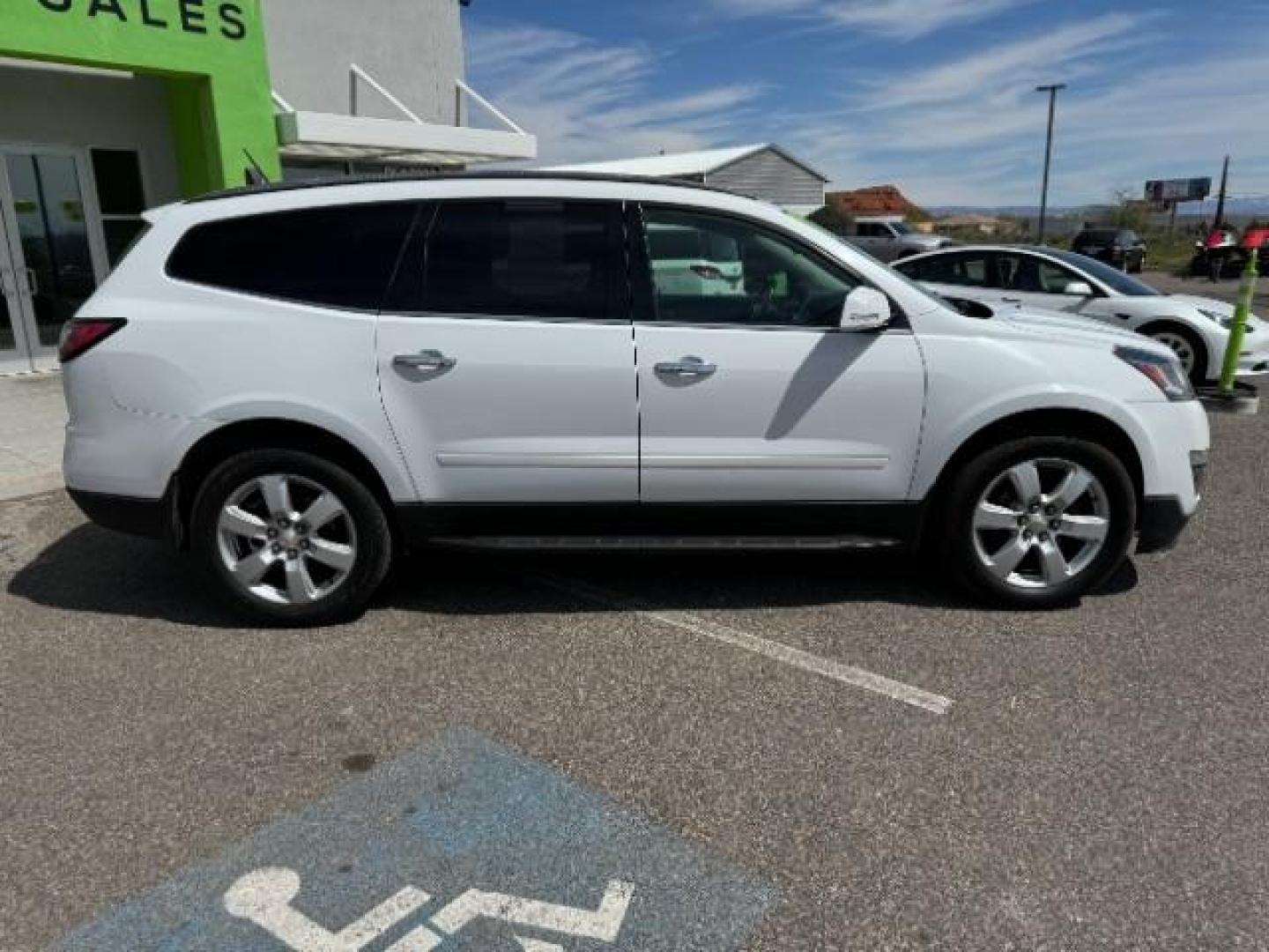 2017 Summit White /Ebony, premium cloth Chevrolet Traverse 1LT FWD (1GNKRGKD8HJ) with an 3.6L V6 DOHC 24V engine, 6-Speed Automatic transmission, located at 1865 East Red Hills Pkwy, St. George, 84770, (435) 628-0023, 37.120850, -113.543640 - Photo#11