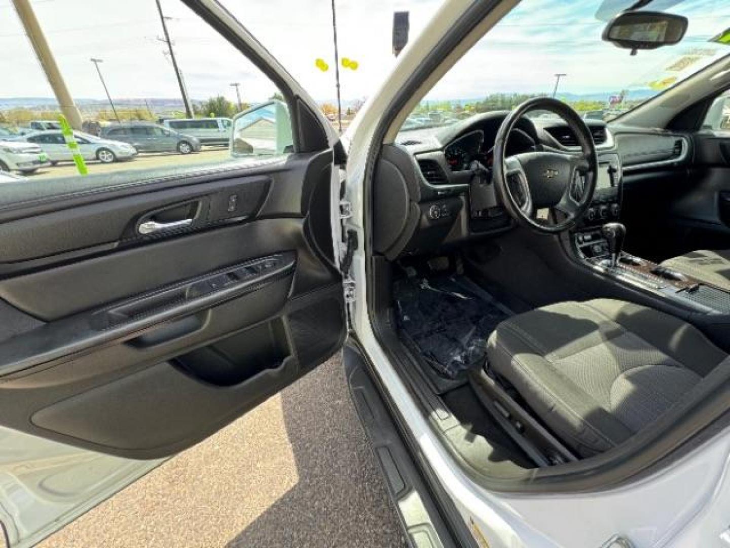 2017 Summit White /Ebony, premium cloth Chevrolet Traverse 1LT FWD (1GNKRGKD8HJ) with an 3.6L V6 DOHC 24V engine, 6-Speed Automatic transmission, located at 1865 East Red Hills Pkwy, St. George, 84770, (435) 628-0023, 37.120850, -113.543640 - Photo#16