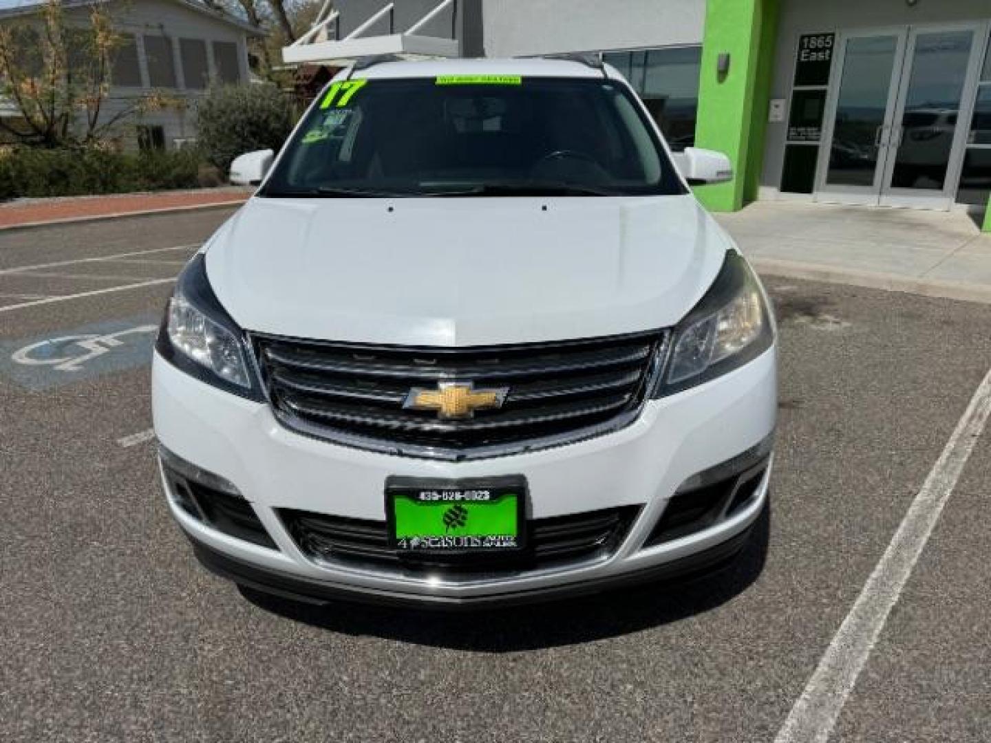 2017 Summit White /Ebony, premium cloth Chevrolet Traverse 1LT FWD (1GNKRGKD8HJ) with an 3.6L V6 DOHC 24V engine, 6-Speed Automatic transmission, located at 1865 East Red Hills Pkwy, St. George, 84770, (435) 628-0023, 37.120850, -113.543640 - Photo#2