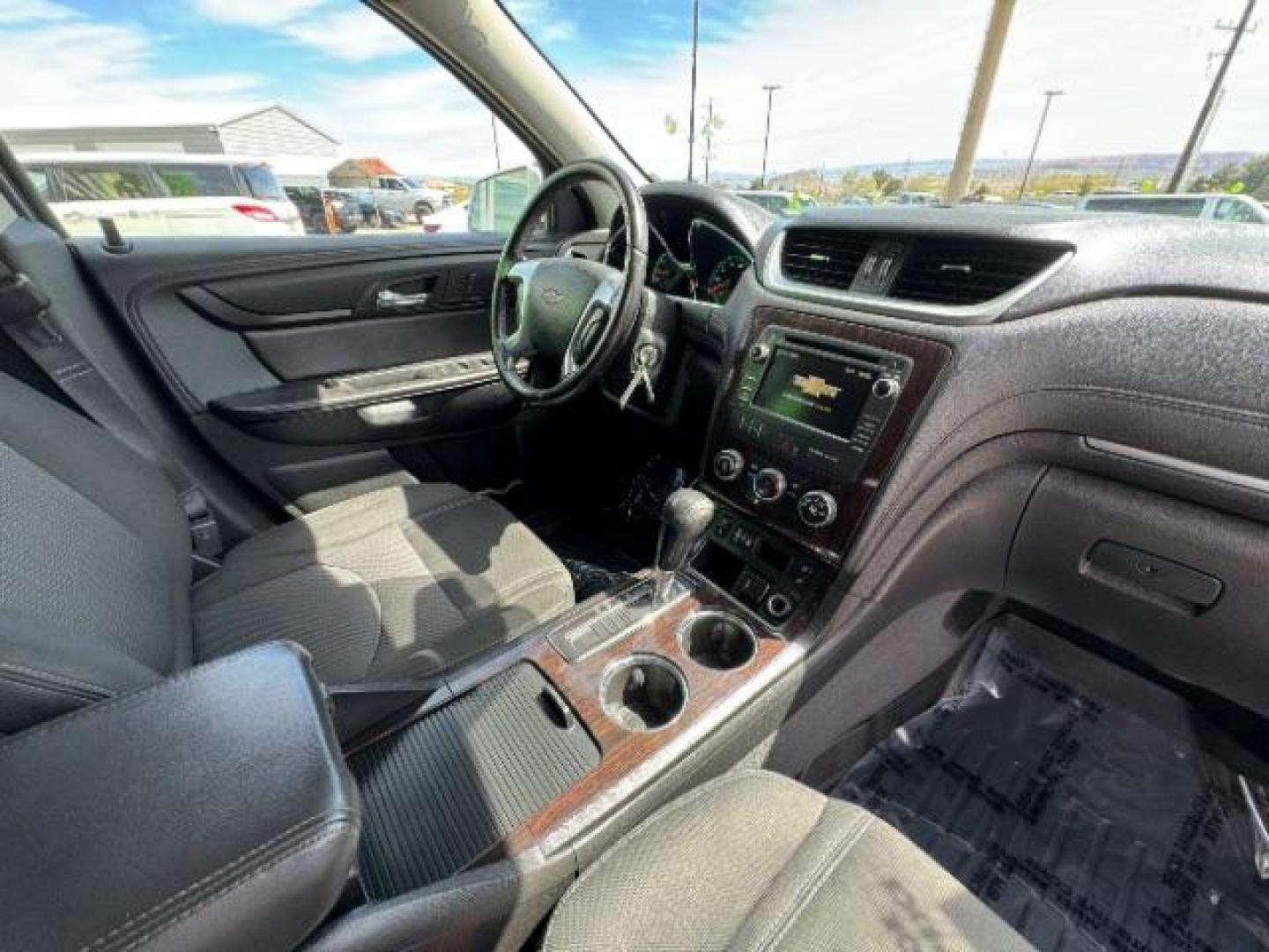 2017 Summit White /Ebony, premium cloth Chevrolet Traverse 1LT FWD (1GNKRGKD8HJ) with an 3.6L V6 DOHC 24V engine, 6-Speed Automatic transmission, located at 1865 East Red Hills Pkwy, St. George, 84770, (435) 628-0023, 37.120850, -113.543640 - Photo#38