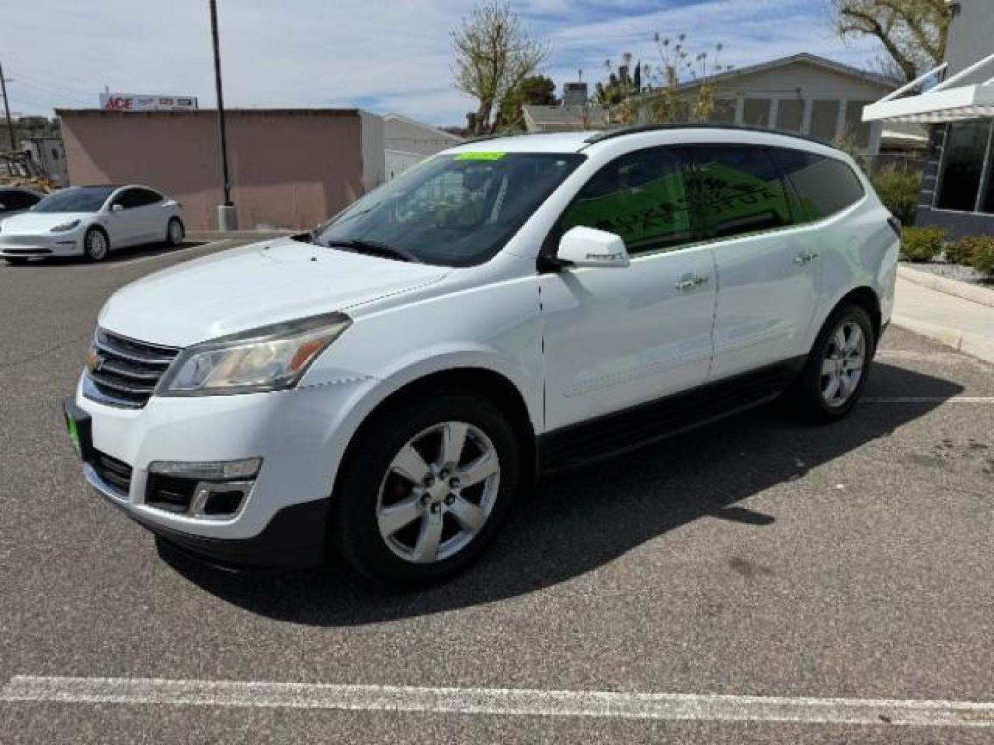 2017 Summit White /Ebony, premium cloth Chevrolet Traverse 1LT FWD (1GNKRGKD8HJ) with an 3.6L V6 DOHC 24V engine, 6-Speed Automatic transmission, located at 1865 East Red Hills Pkwy, St. George, 84770, (435) 628-0023, 37.120850, -113.543640 - Photo#4