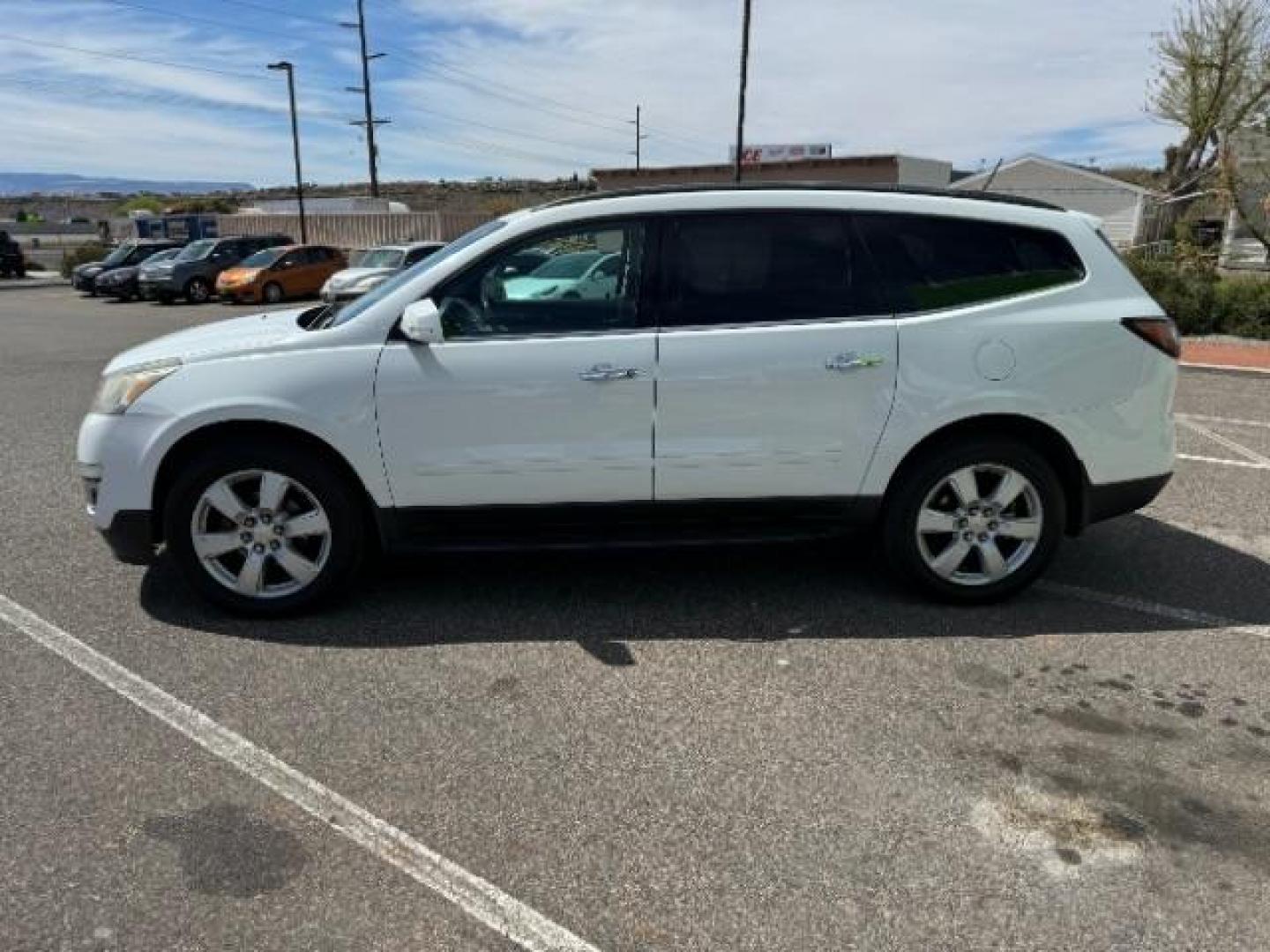 2017 Summit White /Ebony, premium cloth Chevrolet Traverse 1LT FWD (1GNKRGKD8HJ) with an 3.6L V6 DOHC 24V engine, 6-Speed Automatic transmission, located at 1865 East Red Hills Pkwy, St. George, 84770, (435) 628-0023, 37.120850, -113.543640 - Photo#5