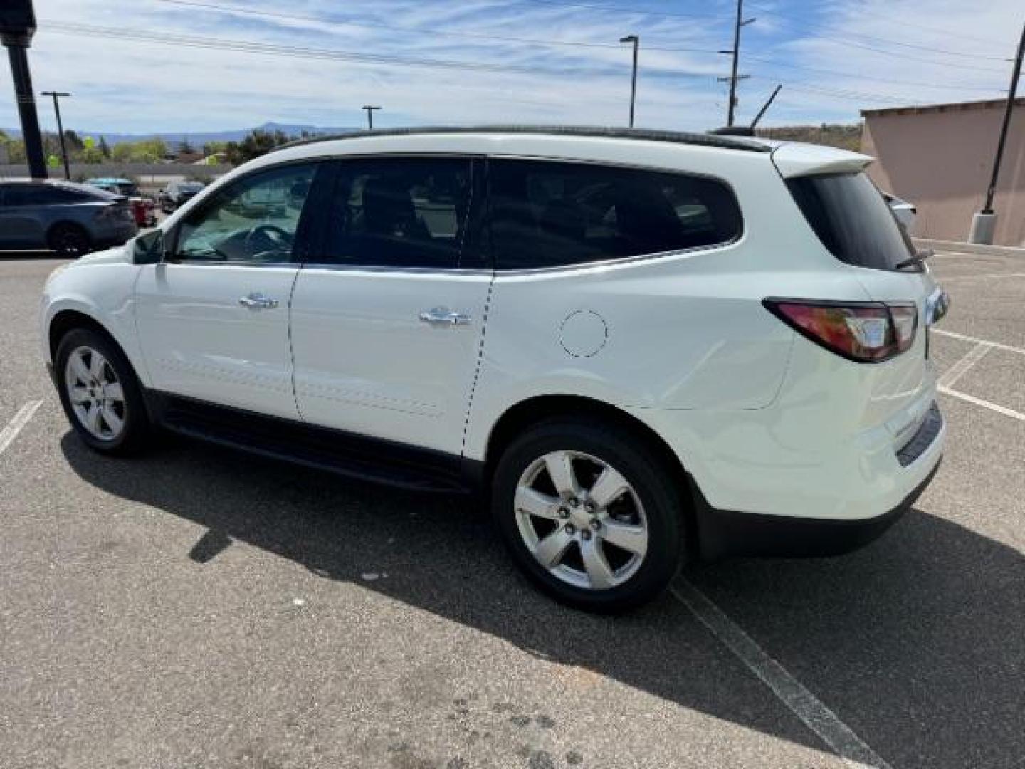 2017 Summit White /Ebony, premium cloth Chevrolet Traverse 1LT FWD (1GNKRGKD8HJ) with an 3.6L V6 DOHC 24V engine, 6-Speed Automatic transmission, located at 1865 East Red Hills Pkwy, St. George, 84770, (435) 628-0023, 37.120850, -113.543640 - Photo#6