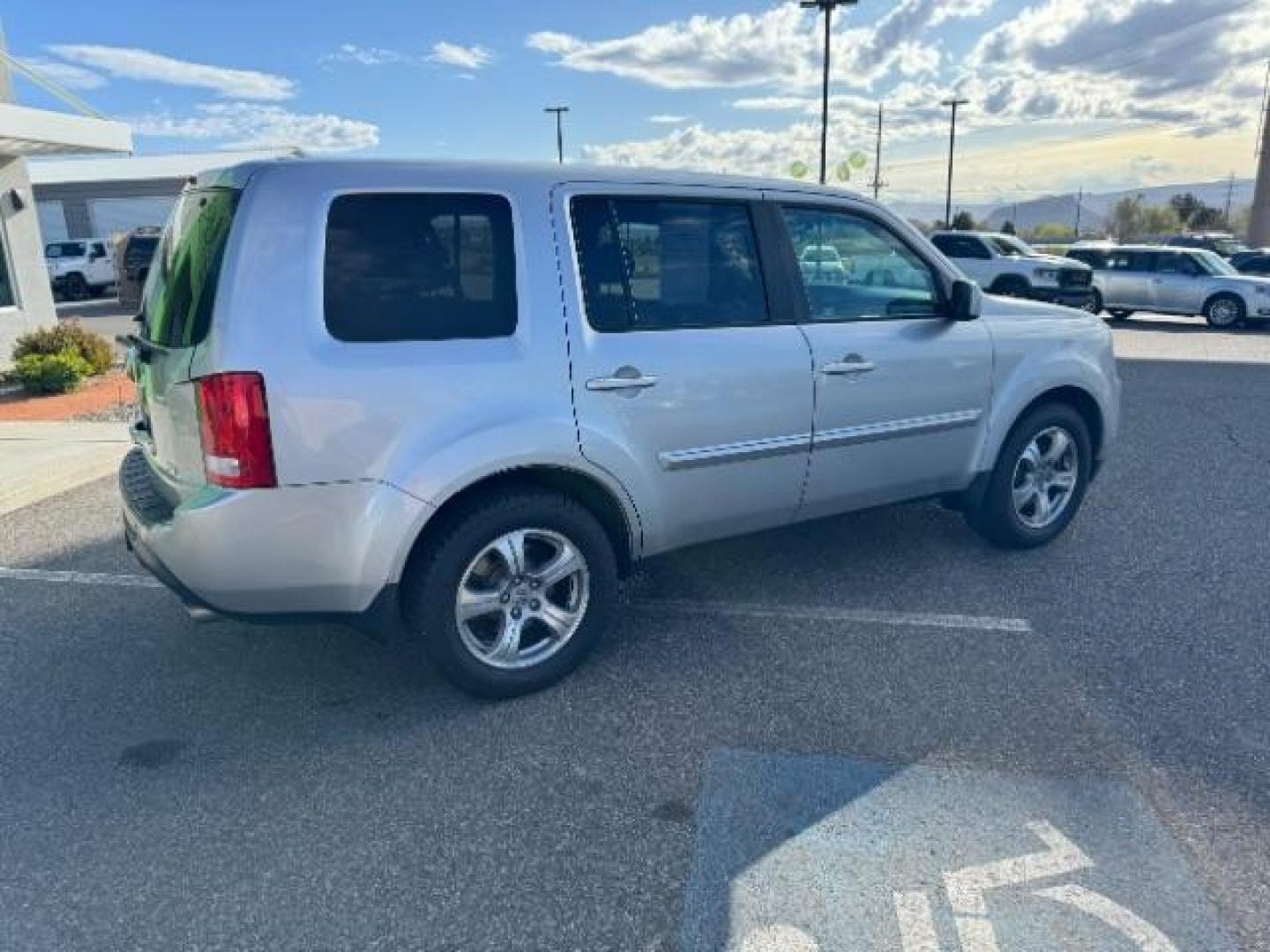 2012 Alabaster Silver Metallic /Gray Cloth Interior Honda Pilot EX 4WD 5-Spd AT (5FNYF4H40CB) with an 3.5L V6 SOHC 24V engine, 5-Speed Automatic transmission, located at 940 North Main Street, Cedar City, UT, 84720, (435) 628-0023, 37.692936, -113.061897 - We specialize in helping ALL people get the best financing available. No matter your credit score, good, bad or none we can get you an amazing rate. Had a bankruptcy, divorce, or repossessions? We give you the green light to get your credit back on the road. Low down and affordable payments that fit - Photo#9