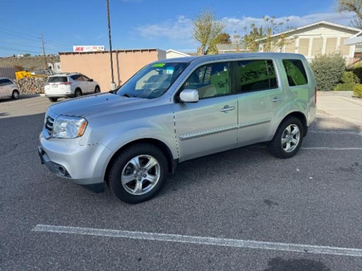 2012 Alabaster Silver Metallic /Gray Cloth Interior Honda Pilot EX 4WD 5-Spd AT (5FNYF4H40CB) with an 3.5L V6 SOHC 24V engine, 5-Speed Automatic transmission, located at 940 North Main Street, Cedar City, UT, 84720, (435) 628-0023, 37.692936, -113.061897 - We specialize in helping ALL people get the best financing available. No matter your credit score, good, bad or none we can get you an amazing rate. Had a bankruptcy, divorce, or repossessions? We give you the green light to get your credit back on the road. Low down and affordable payments that fit - Photo#3