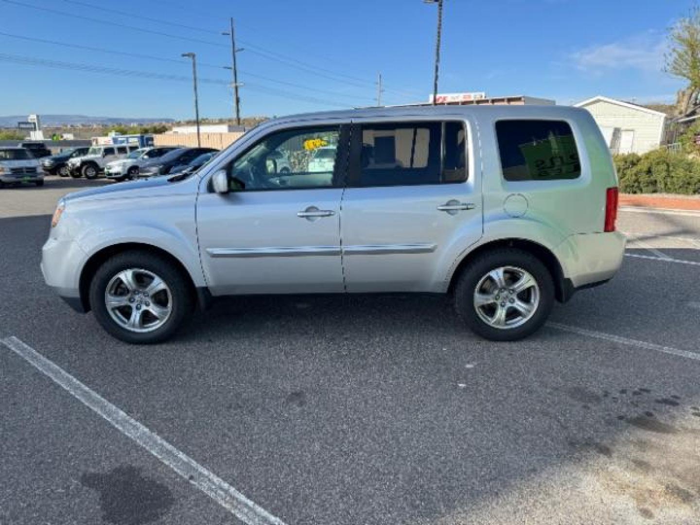 2012 Alabaster Silver Metallic /Gray Cloth Interior Honda Pilot EX 4WD 5-Spd AT (5FNYF4H40CB) with an 3.5L V6 SOHC 24V engine, 5-Speed Automatic transmission, located at 940 North Main Street, Cedar City, UT, 84720, (435) 628-0023, 37.692936, -113.061897 - We specialize in helping ALL people get the best financing available. No matter your credit score, good, bad or none we can get you an amazing rate. Had a bankruptcy, divorce, or repossessions? We give you the green light to get your credit back on the road. Low down and affordable payments that fit - Photo#4