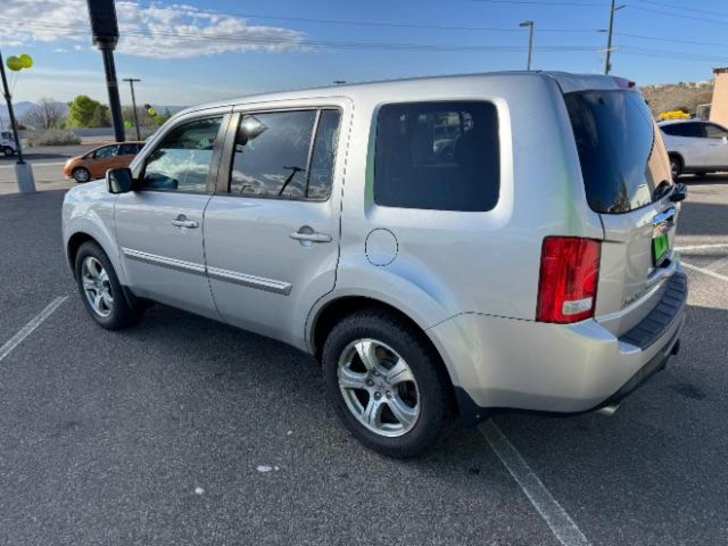 2012 Alabaster Silver Metallic /Gray Cloth Interior Honda Pilot EX 4WD 5-Spd AT (5FNYF4H40CB) with an 3.5L V6 SOHC 24V engine, 5-Speed Automatic transmission, located at 940 North Main Street, Cedar City, UT, 84720, (435) 628-0023, 37.692936, -113.061897 - We specialize in helping ALL people get the best financing available. No matter your credit score, good, bad or none we can get you an amazing rate. Had a bankruptcy, divorce, or repossessions? We give you the green light to get your credit back on the road. Low down and affordable payments that fit - Photo#5