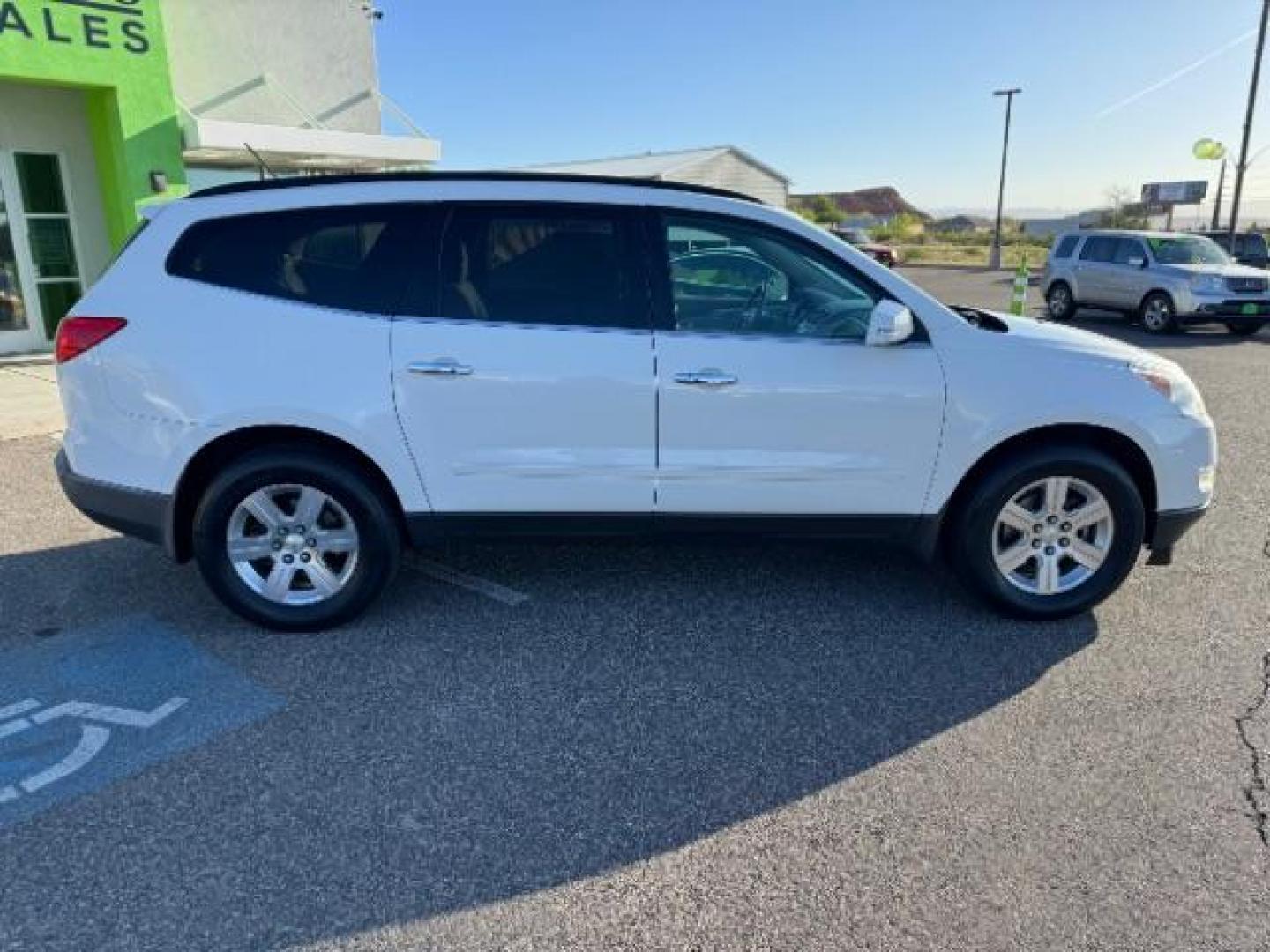 2012 White /Dark Gray Cloth Interior Chevrolet Traverse LT AWD (1GNKVGED9CJ) with an 3.6L V6 DOHC 24V engine, 6-Speed Automatic transmission, located at 940 North Main Street, Cedar City, UT, 84720, (435) 628-0023, 37.692936, -113.061897 - Photo#9