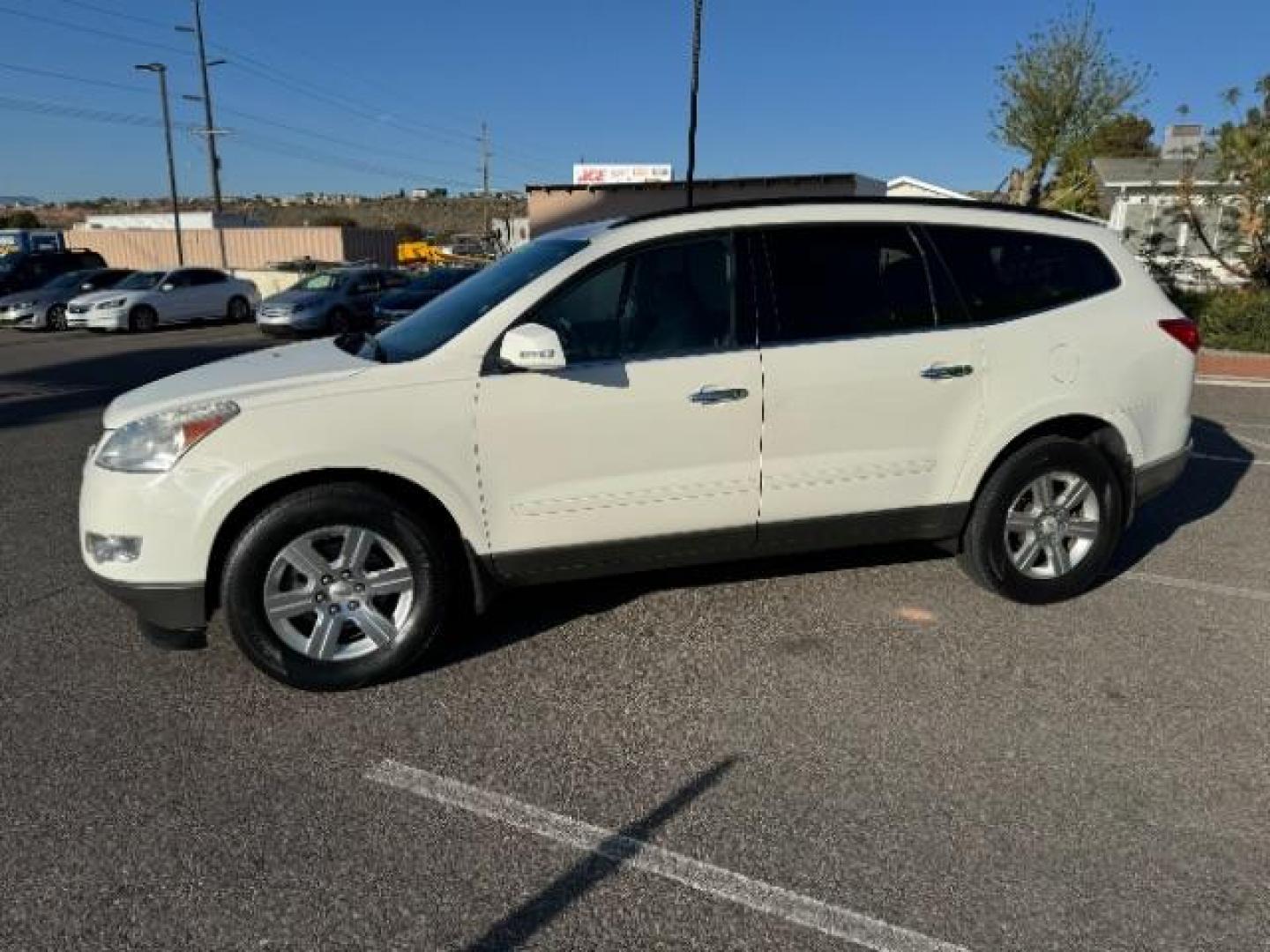 2012 White /Dark Gray Cloth Interior Chevrolet Traverse LT AWD (1GNKVGED9CJ) with an 3.6L V6 DOHC 24V engine, 6-Speed Automatic transmission, located at 940 North Main Street, Cedar City, UT, 84720, (435) 628-0023, 37.692936, -113.061897 - Photo#4