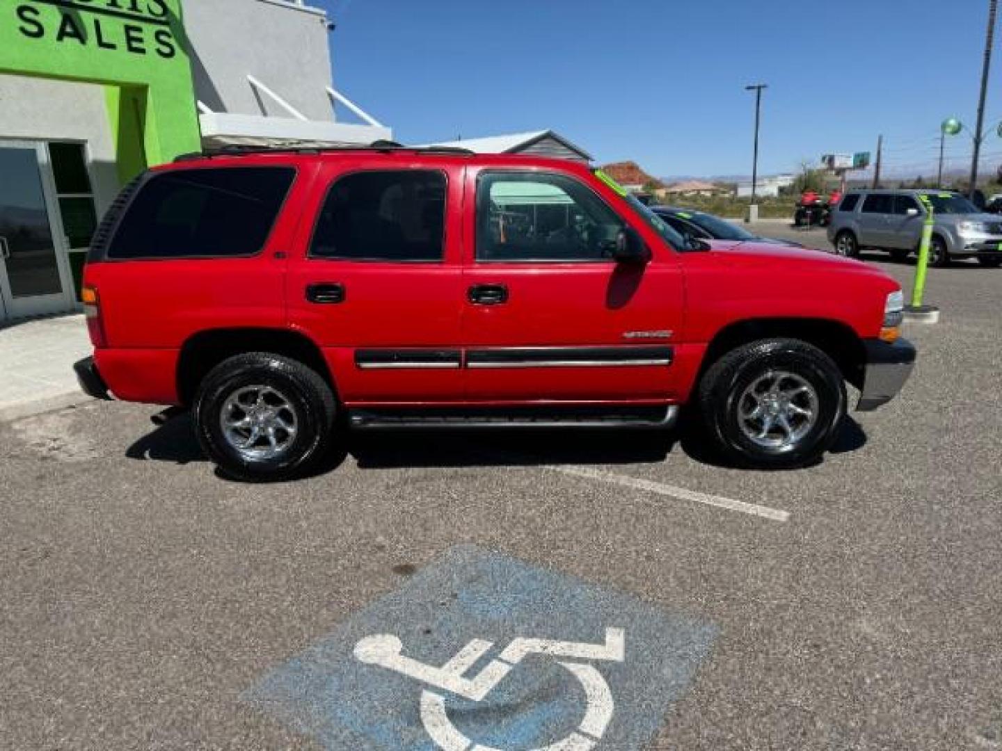 2001 Victory Red /Graphite/Medium Gray Cloth Chevrolet Tahoe 4WD (1GNEK13T31R) with an 5.3L V8 OHV 16V engine, 4-Speed Automatic transmission, located at 1865 East Red Hills Pkwy, St. George, 84770, (435) 628-0023, 37.120850, -113.543640 - Photo#10