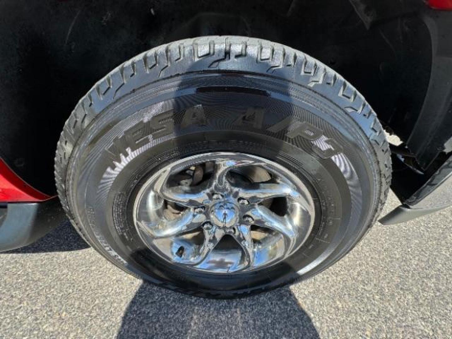 2001 Victory Red /Graphite/Medium Gray Cloth Chevrolet Tahoe 4WD (1GNEK13T31R) with an 5.3L V8 OHV 16V engine, 4-Speed Automatic transmission, located at 1865 East Red Hills Pkwy, St. George, 84770, (435) 628-0023, 37.120850, -113.543640 - Photo#11