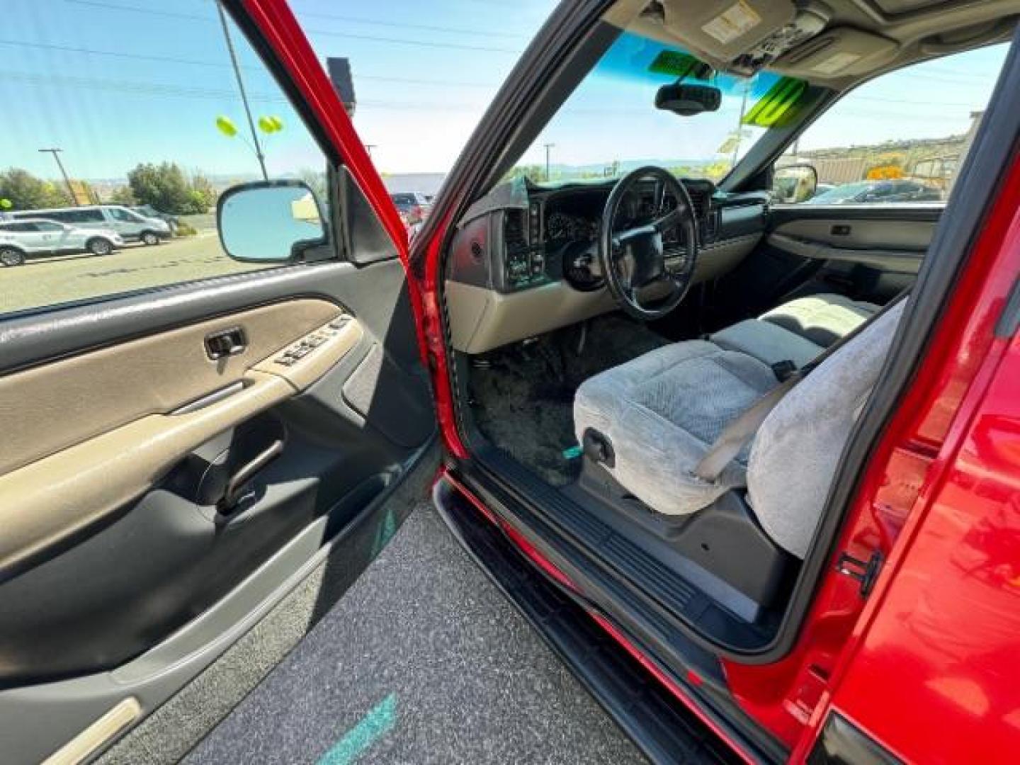 2001 Victory Red /Graphite/Medium Gray Cloth Chevrolet Tahoe 4WD (1GNEK13T31R) with an 5.3L V8 OHV 16V engine, 4-Speed Automatic transmission, located at 1865 East Red Hills Pkwy, St. George, 84770, (435) 628-0023, 37.120850, -113.543640 - Photo#15