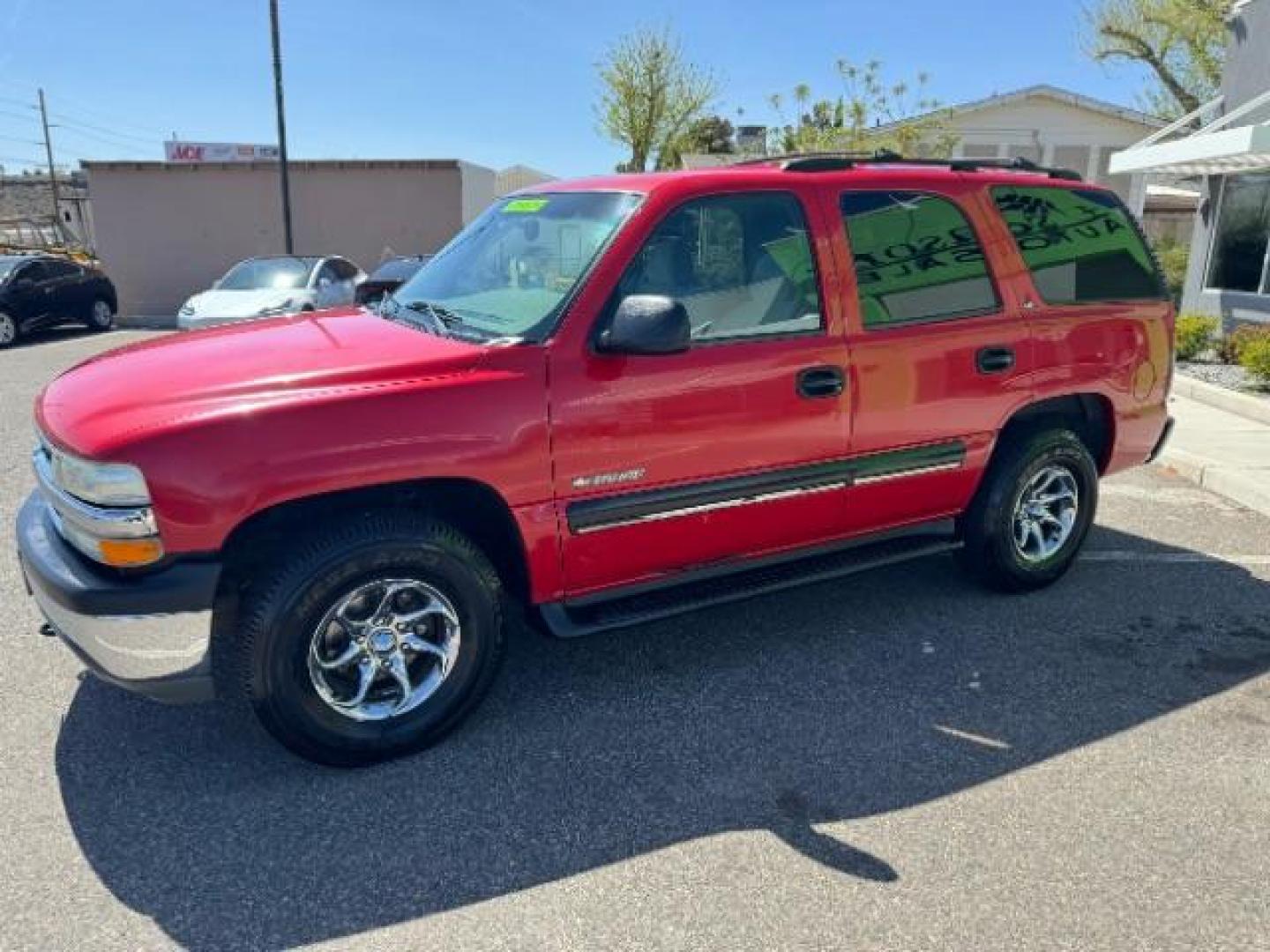 2001 Victory Red /Graphite/Medium Gray Cloth Chevrolet Tahoe 4WD (1GNEK13T31R) with an 5.3L V8 OHV 16V engine, 4-Speed Automatic transmission, located at 1865 East Red Hills Pkwy, St. George, 84770, (435) 628-0023, 37.120850, -113.543640 - Photo#4