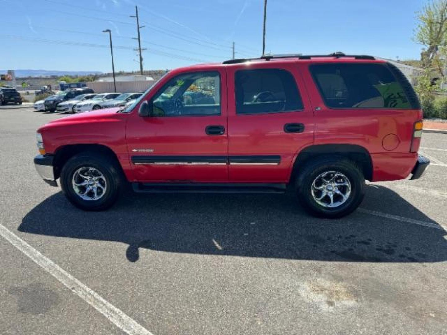 2001 Victory Red /Graphite/Medium Gray Cloth Chevrolet Tahoe 4WD (1GNEK13T31R) with an 5.3L V8 OHV 16V engine, 4-Speed Automatic transmission, located at 1865 East Red Hills Pkwy, St. George, 84770, (435) 628-0023, 37.120850, -113.543640 - Photo#5