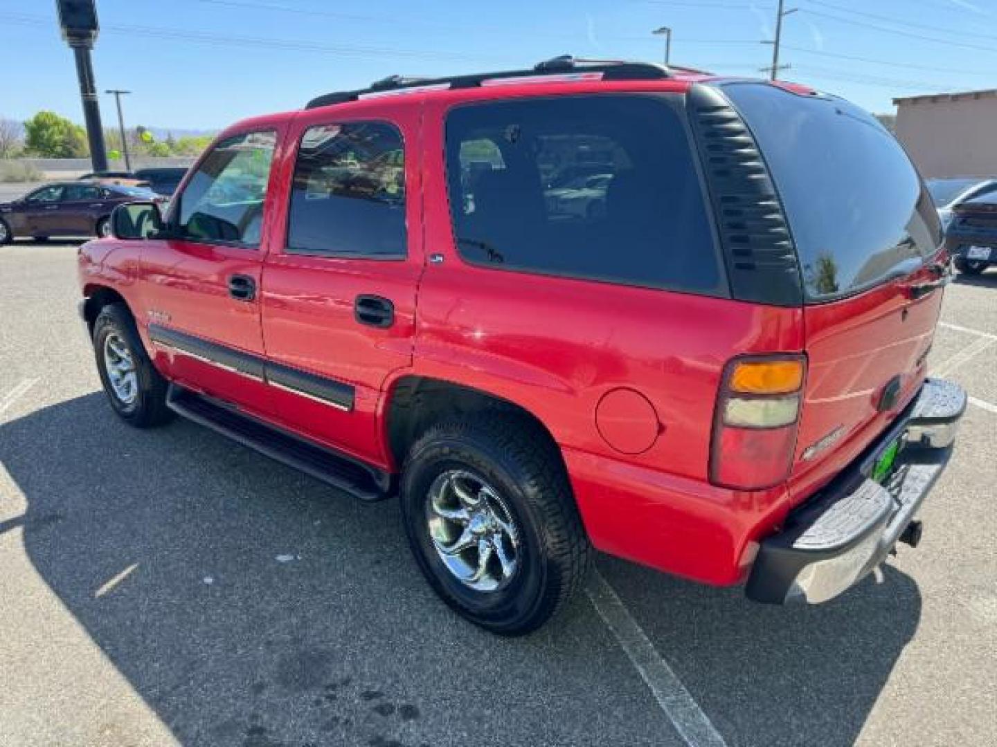 2001 Victory Red /Graphite/Medium Gray Cloth Chevrolet Tahoe 4WD (1GNEK13T31R) with an 5.3L V8 OHV 16V engine, 4-Speed Automatic transmission, located at 1865 East Red Hills Pkwy, St. George, 84770, (435) 628-0023, 37.120850, -113.543640 - Photo#6