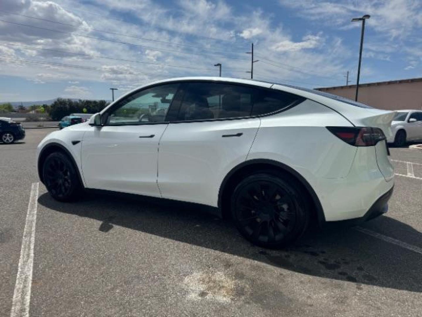 2022 Pearl White Multi-Coat /All Black Tesla Model Y Long Range (7SAYGDEE4NF) with an ELECTRIC engine, 1-Speed Automatic transmission, located at 1865 East Red Hills Pkwy, St. George, 84770, (435) 628-0023, 37.120850, -113.543640 - SOLD - But we take special orders for teslas. Call us to talk about current availability and pricing. All wheel drive long range Model Y in excellent condition. Still have 120k mile warranty on battery and motor. Gets 300+ miles on a full charge. Many of our Ev's/ Hybrids qualify for the IRS $4k - Photo#5