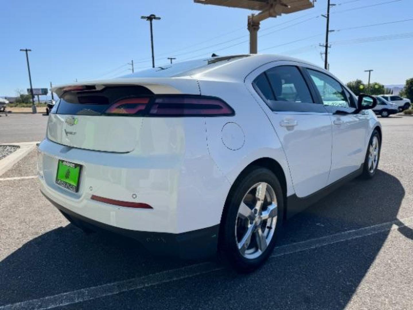 2013 White /Black Interior Chevrolet Volt Premium w/ Navigation and LEP (1G1RH6E47DU) with an 1.4L L4 DOHC 16V PLUG-IN HYBRID engine, Continuously Variable Transmission transmission, located at 940 North Main Street, Cedar City, UT, 84720, (435) 628-0023, 37.692936, -113.061897 - ***This vehicle qualifies for the EV/Hybrid tax rebate of up to $4,000*** We are setup with the IRS to recieve direct payments within 72 hours. We file the rebate online with IRS and can credit it to your down payment, reduce the sales price OR give you cashback!! These cars will not last and can o - Photo#6