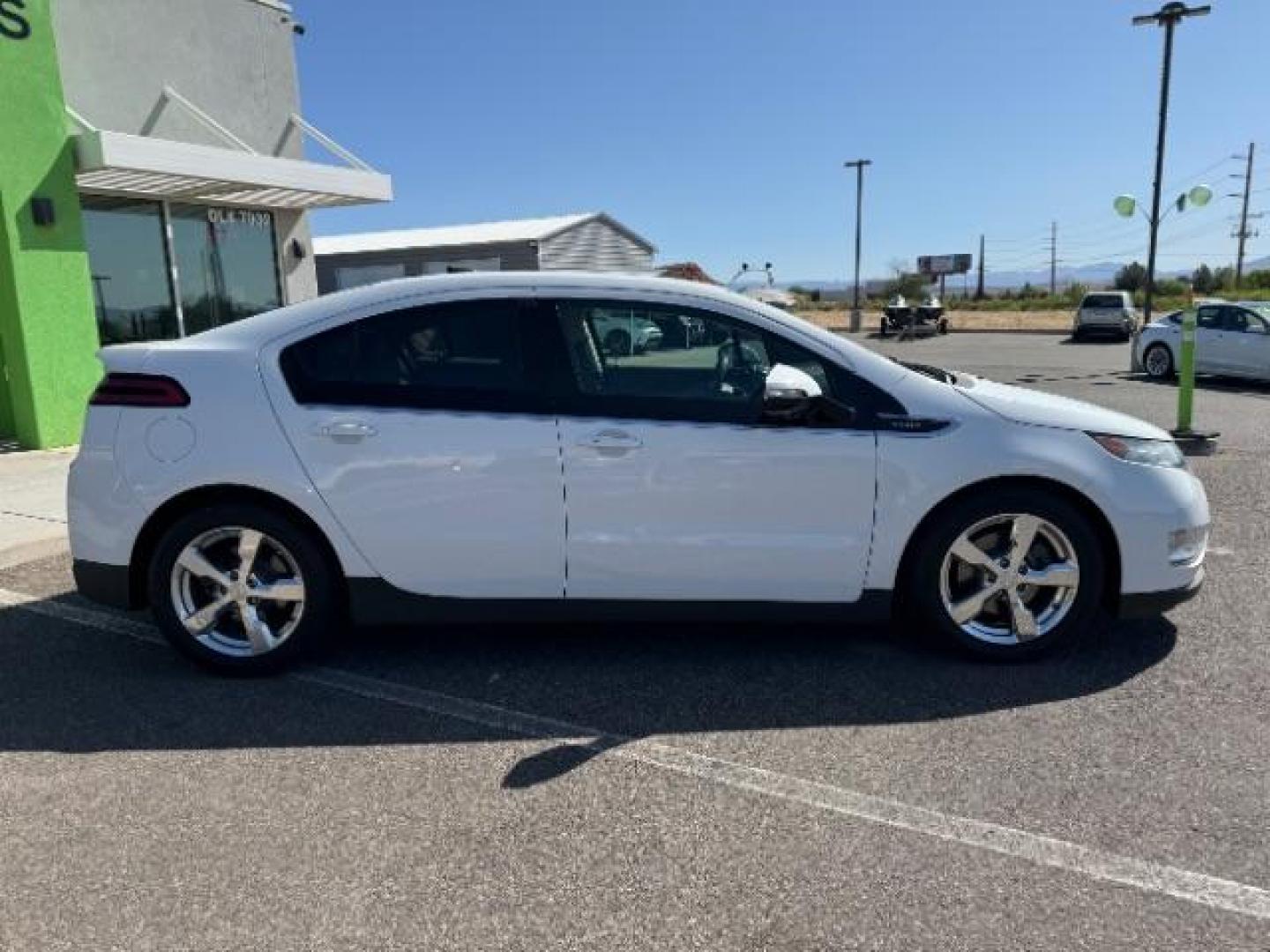 2013 White /Black Interior Chevrolet Volt Premium w/ Navigation and LEP (1G1RH6E47DU) with an 1.4L L4 DOHC 16V PLUG-IN HYBRID engine, Continuously Variable Transmission transmission, located at 940 North Main Street, Cedar City, UT, 84720, (435) 628-0023, 37.692936, -113.061897 - ***This vehicle qualifies for the EV/Hybrid tax rebate of up to $4,000*** We are setup with the IRS to recieve direct payments within 72 hours. We file the rebate online with IRS and can credit it to your down payment, reduce the sales price OR give you cashback!! These cars will not last and can o - Photo#7