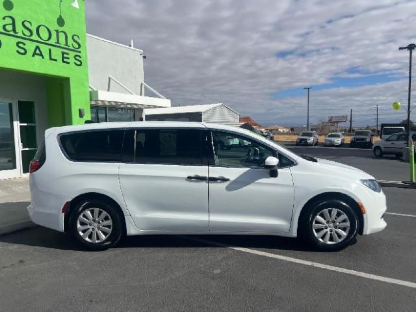 2018 Bright White Clear C /Black/Alloy, cloth Chrysler Pacifica L (2C4RC1AG2JR) with an 3.6L V6 DOHC 24V engine, 9-Speed Automatic transmission, located at 1865 East Red Hills Pkwy, St. George, 84770, (435) 628-0023, 37.120850, -113.543640 - Photo#7