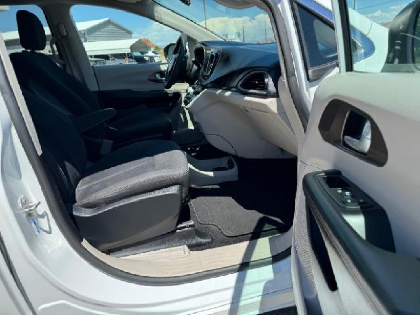 2018 Bright White Clear Coat /Black/Alloy, cloth Chrysler Pacifica L (2C4RC1AG2JR) with an 3.6L V6 DOHC 24V engine, 9-Speed Automatic transmission, located at 1865 East Red Hills Pkwy, St. George, 84770, (435) 628-0023, 37.120850, -113.543640 - Photo#32