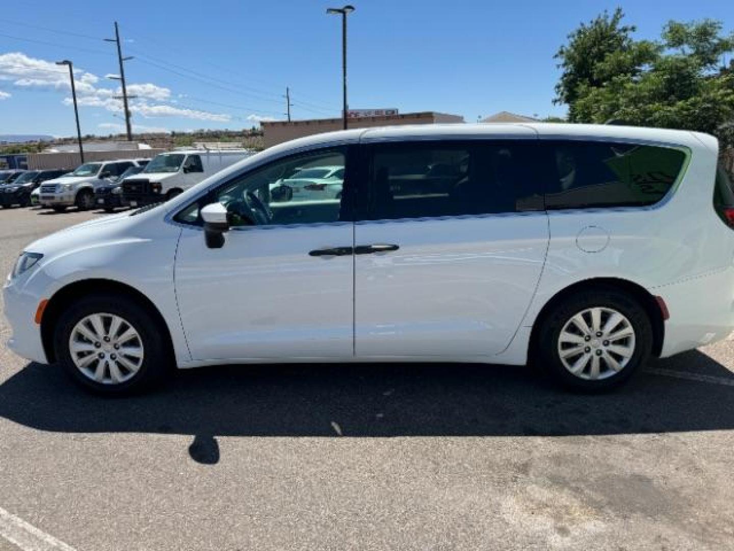 2018 Bright White Clear Coat /Black/Alloy, cloth Chrysler Pacifica L (2C4RC1AG2JR) with an 3.6L V6 DOHC 24V engine, 9-Speed Automatic transmission, located at 1865 East Red Hills Pkwy, St. George, 84770, (435) 628-0023, 37.120850, -113.543640 - Photo#3