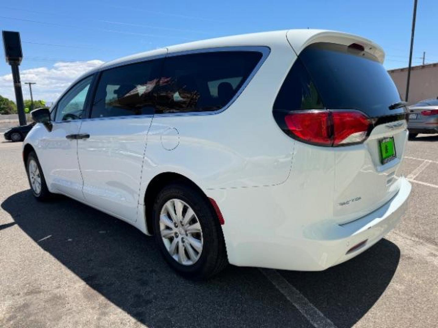 2018 Bright White Clear Coat /Black/Alloy, cloth Chrysler Pacifica L (2C4RC1AG2JR) with an 3.6L V6 DOHC 24V engine, 9-Speed Automatic transmission, located at 1865 East Red Hills Pkwy, St. George, 84770, (435) 628-0023, 37.120850, -113.543640 - Photo#4