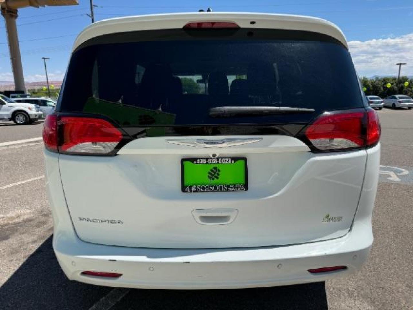 2018 Bright White Clear Coat /Black/Alloy, cloth Chrysler Pacifica L (2C4RC1AG2JR) with an 3.6L V6 DOHC 24V engine, 9-Speed Automatic transmission, located at 1865 East Red Hills Pkwy, St. George, 84770, (435) 628-0023, 37.120850, -113.543640 - Photo#5