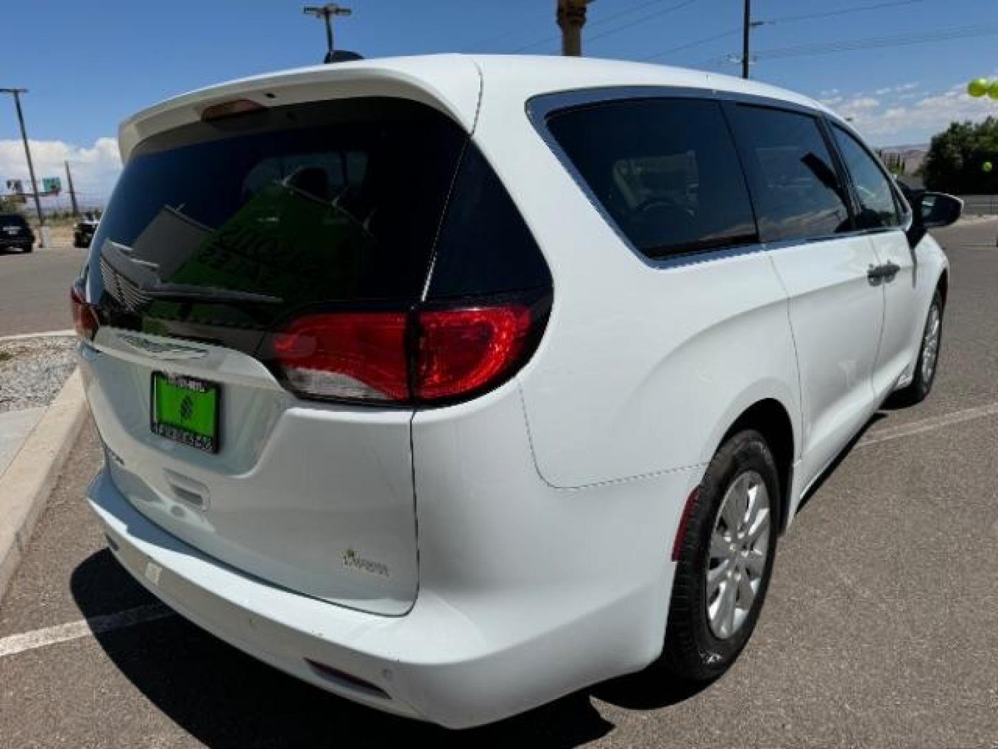 2018 Bright White Clear Coat /Black/Alloy, cloth Chrysler Pacifica L (2C4RC1AG2JR) with an 3.6L V6 DOHC 24V engine, 9-Speed Automatic transmission, located at 1865 East Red Hills Pkwy, St. George, 84770, (435) 628-0023, 37.120850, -113.543640 - Photo#6