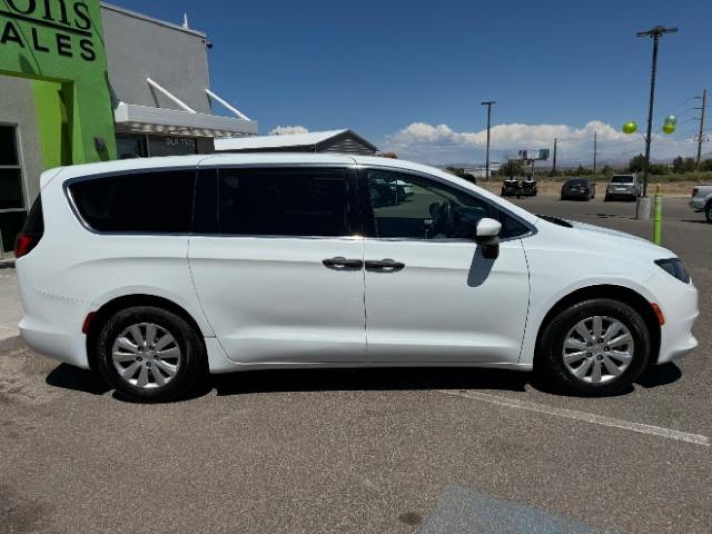 2018 Bright White Clear Coat /Black/Alloy, cloth Chrysler Pacifica L (2C4RC1AG2JR) with an 3.6L V6 DOHC 24V engine, 9-Speed Automatic transmission, located at 1865 East Red Hills Pkwy, St. George, 84770, (435) 628-0023, 37.120850, -113.543640 - Photo#7