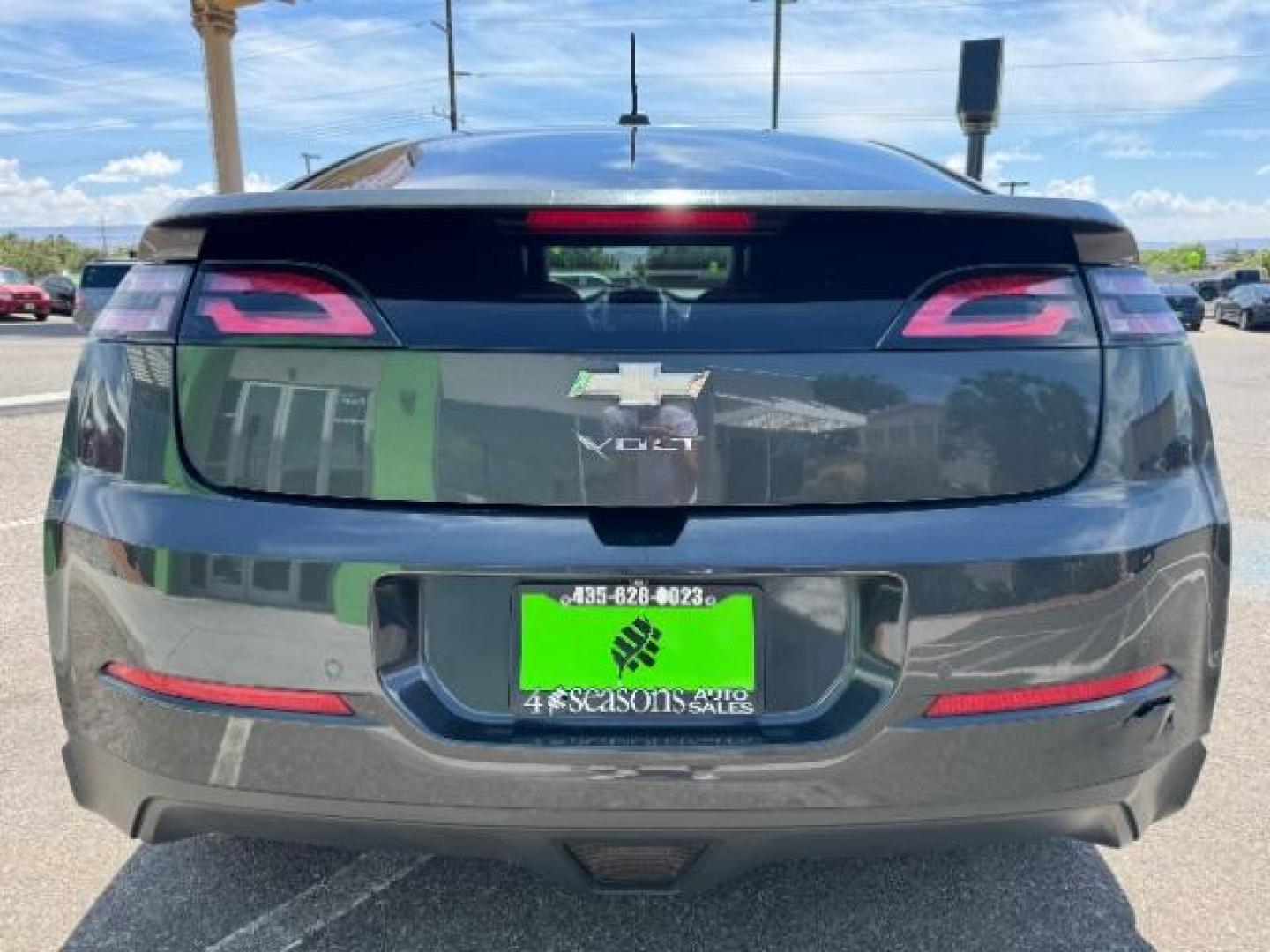 2015 Ashen Gray Metallic /Jet Black/Dark Accents Chevrolet Volt Premium w/ Navigation (1G1RD6E44FU) with an 1.4L L4 DOHC 16V PLUG-IN HYBRID engine, Continuously Variable Transmission transmission, located at 940 North Main Street, Cedar City, UT, 84720, (435) 628-0023, 37.692936, -113.061897 - ***This vehicle qualifies for the EV/Hybrid tax rebate of up to $4,000*** We are setup with the IRS to recieve direct payments within 72 hours. We file the rebate online with IRS and can credit it to your down payment, reduce the sales price OR give you cashback!! These cars will not last and can o - Photo#5